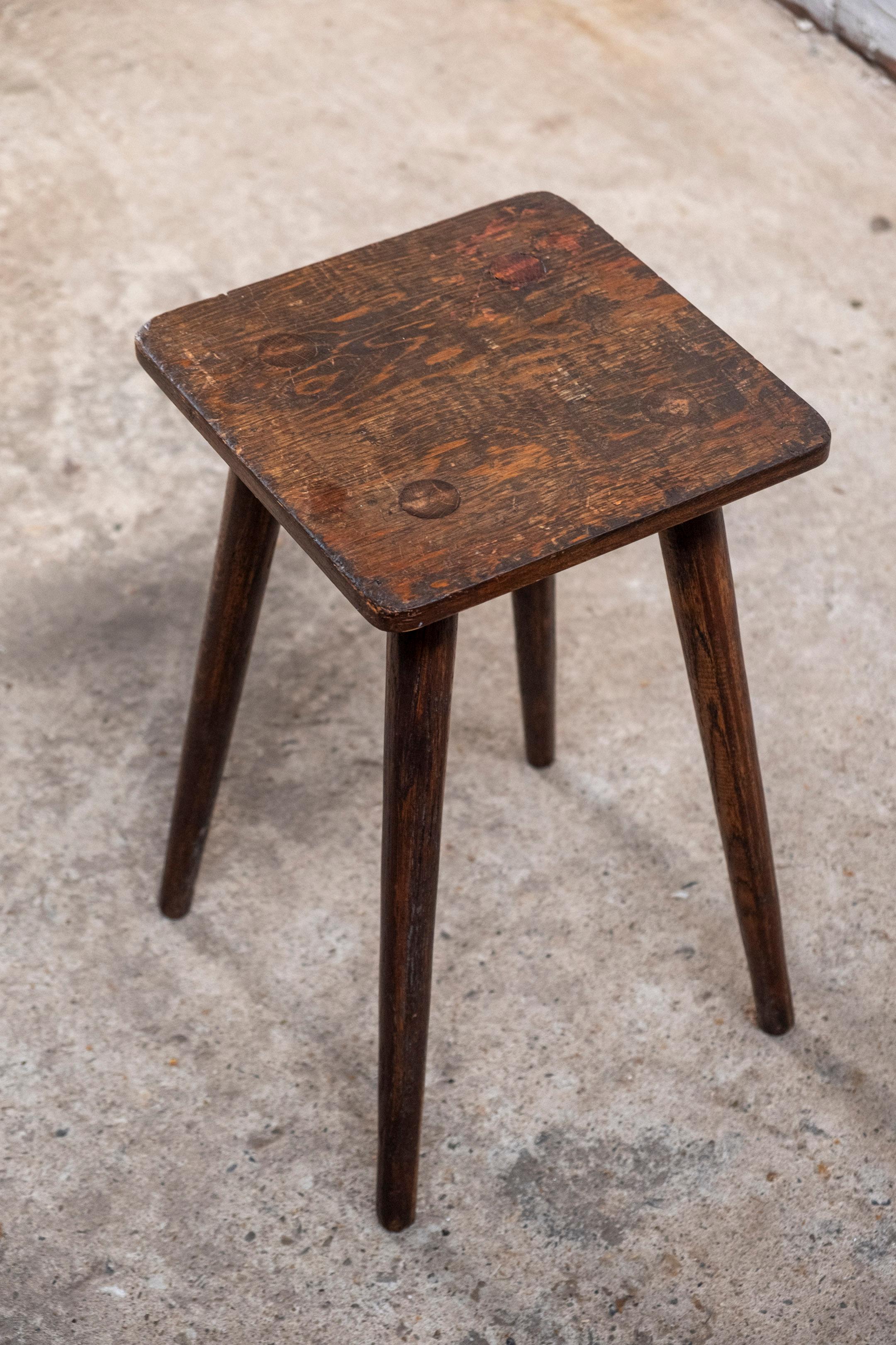 Tabouret en Oak fait main, 1950 Belgique État moyen - En vente à Balen, BE