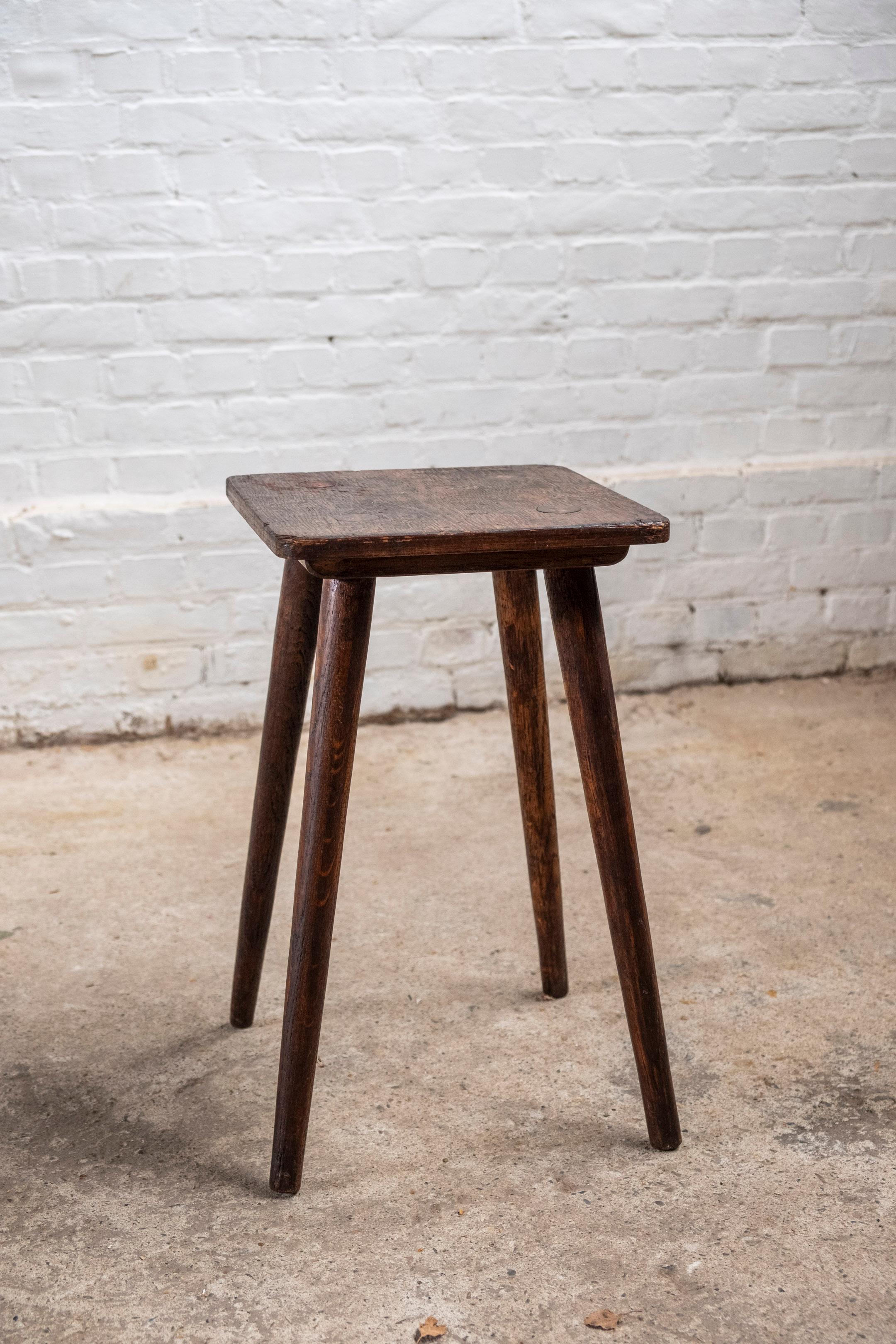 Chêne Tabouret en Oak fait main, 1950 Belgique en vente