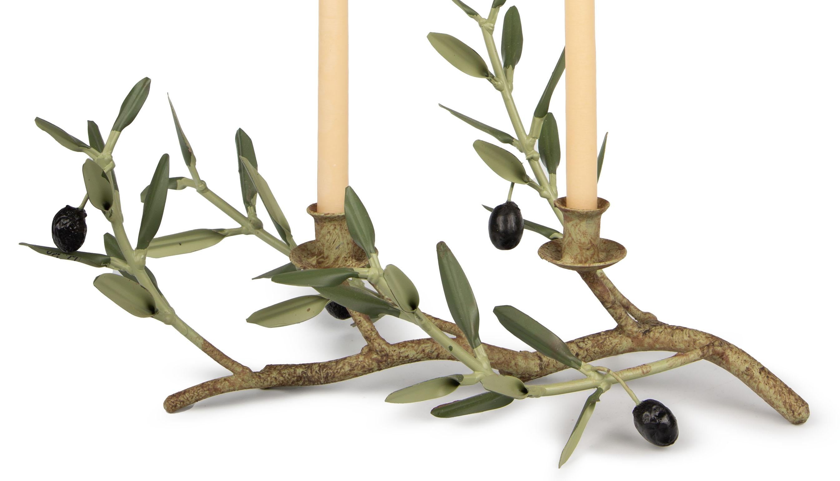 Dieser mit viel Liebe zum Detail gefertigte Olive Branch Double Candle Holder ist ein Zeugnis für die exquisite Handwerkskunst der französischen Provence. Jedes handgefertigte Stück verkörpert die heitere Schönheit des Olivenzweigs, der Frieden und