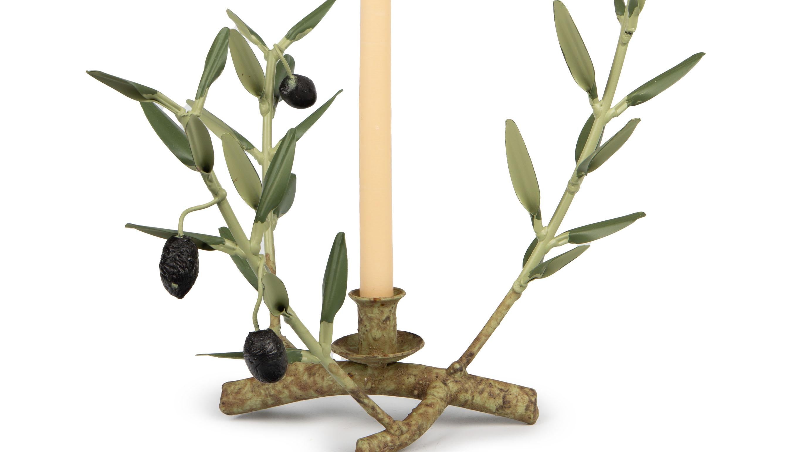 Dieser mit viel Liebe zum Detail gefertigte Kerzenständer aus Olivenzweig ist ein Zeugnis für die exquisite Handwerkskunst der französischen Provence. Jedes handgefertigte Stück verkörpert die heitere Schönheit des Olivenzweigs, der Frieden und Ruhe