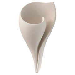 Applique/Scontrino con conchiglia monumentale fatto a mano, gesso bianco, Hannah Woodhouse