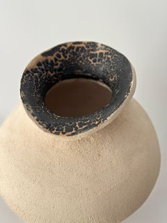 Vaso in ceramica scultoreo, moderno e biologico, realizzato a mano da Maku Ceramic