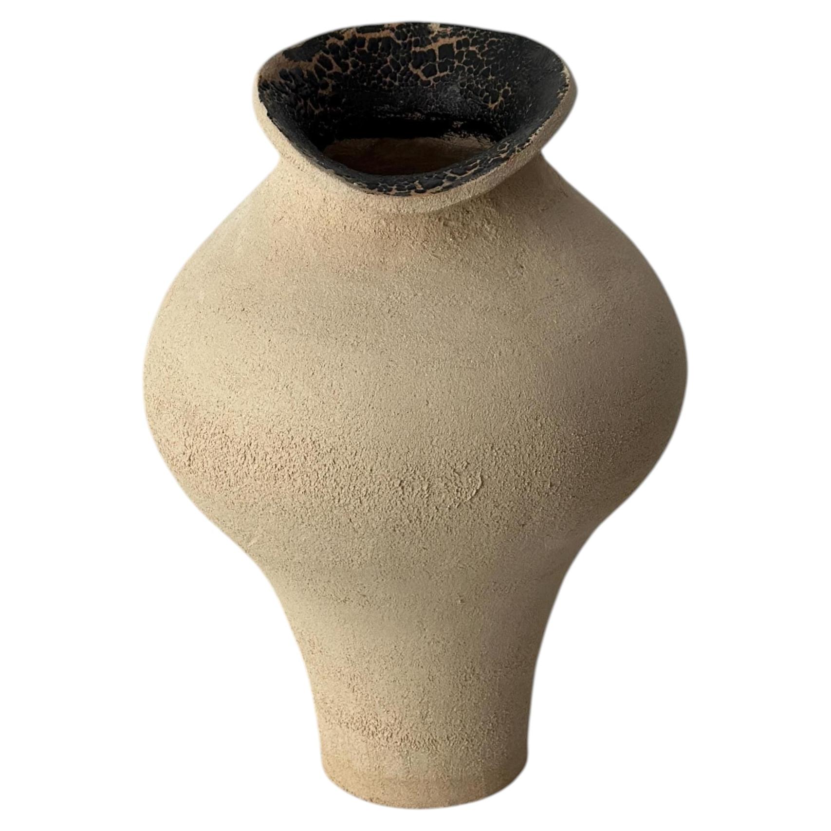 Vaso in ceramica scultoreo, moderno e biologico, realizzato a mano da Maku Ceramic