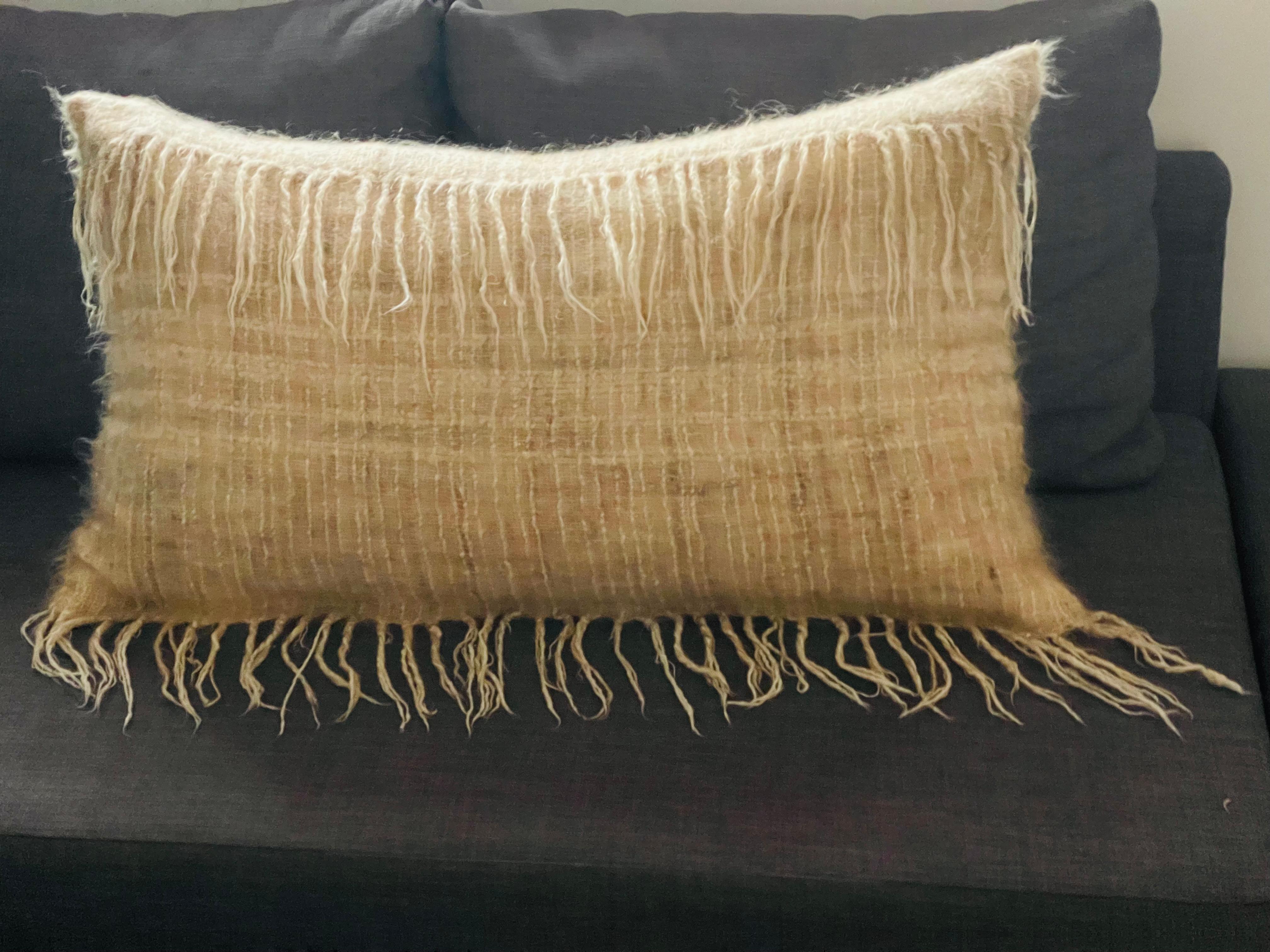 Tessuto organico moderno in puro mohair intrecciato a mano e trasformato in un cuscino di 32