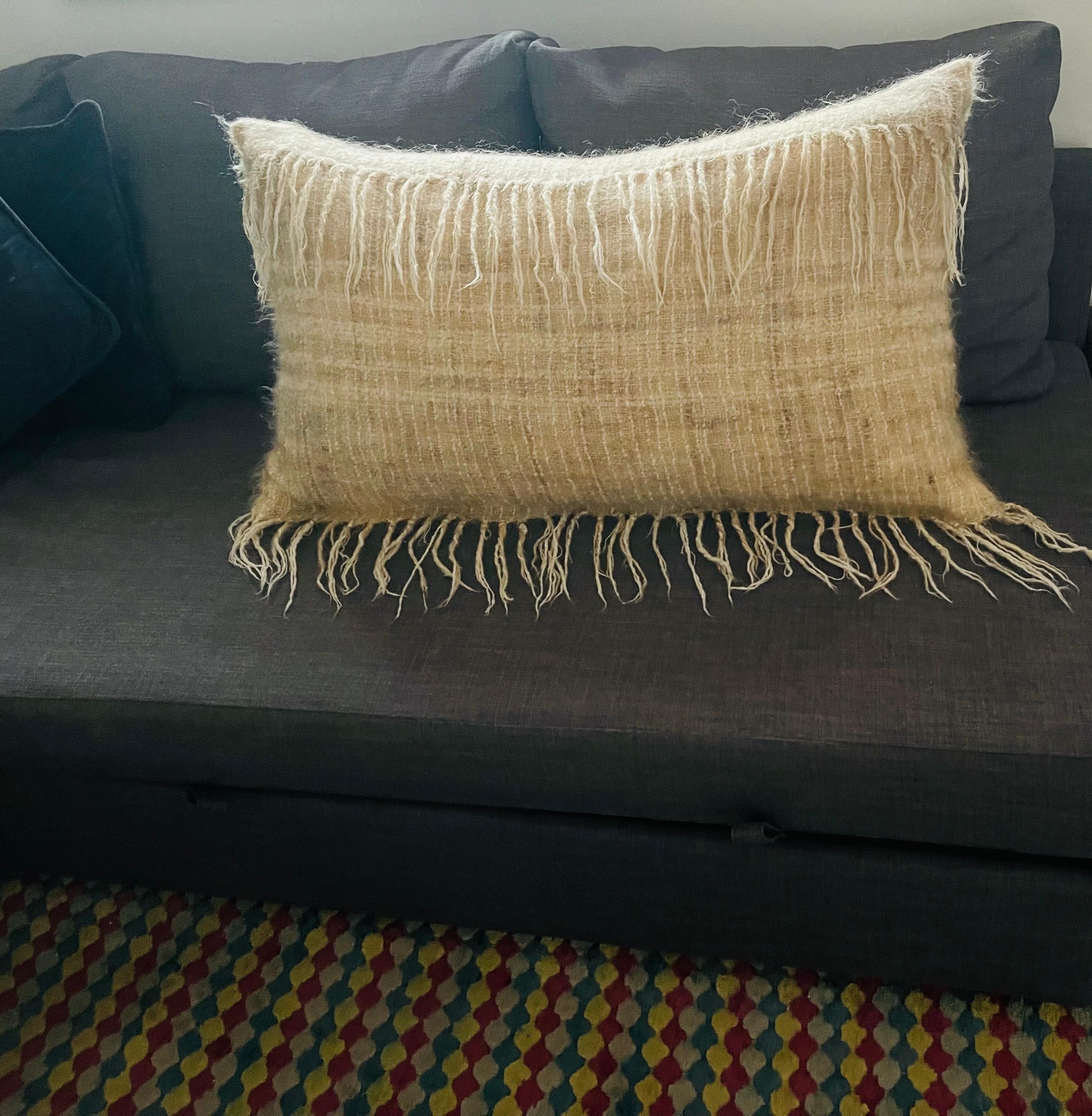 Organico moderno Cuscino moderno organico in mohair fatto a mano con frange in vendita