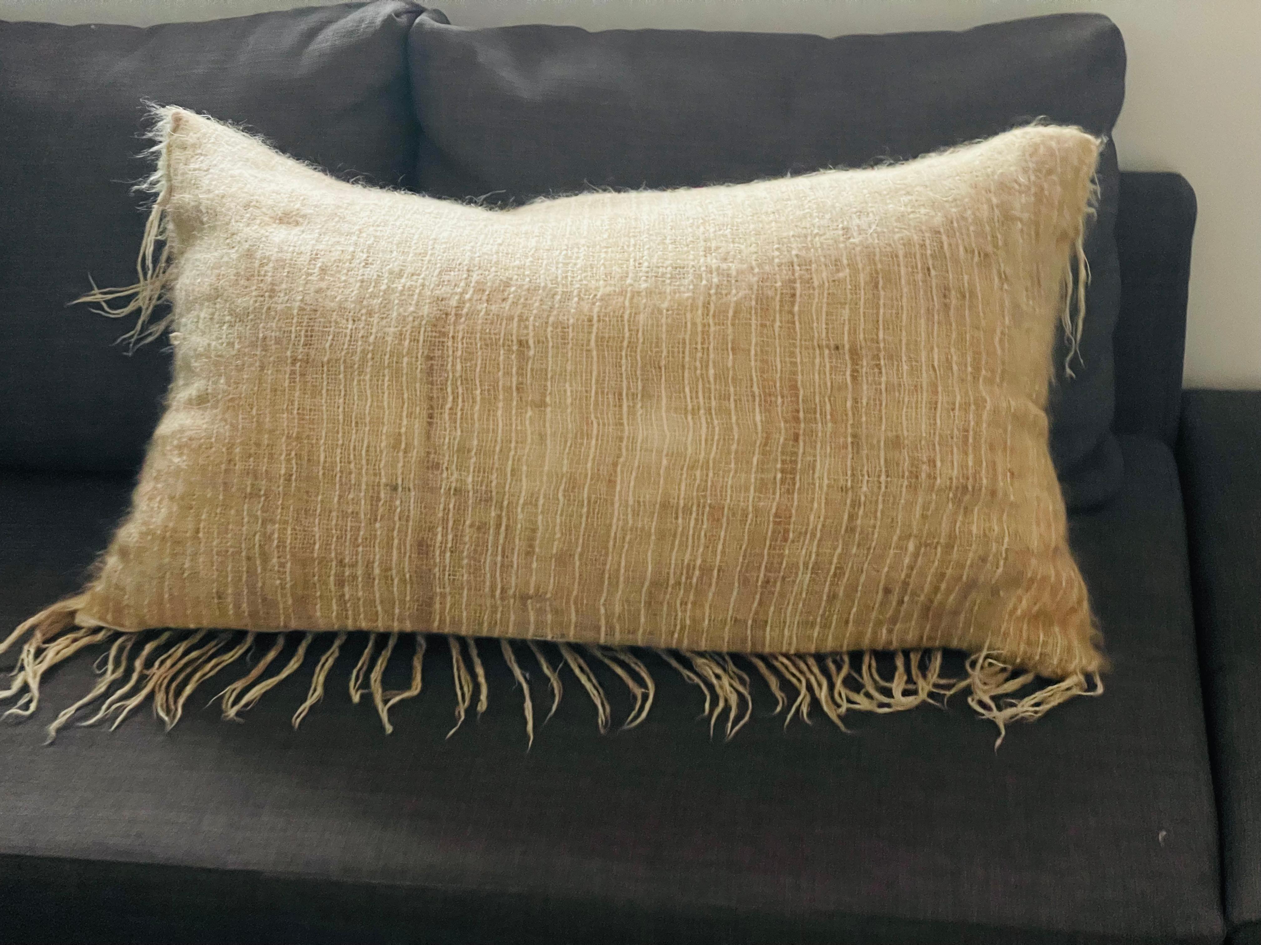 Americano Cuscino moderno organico in mohair fatto a mano con frange in vendita