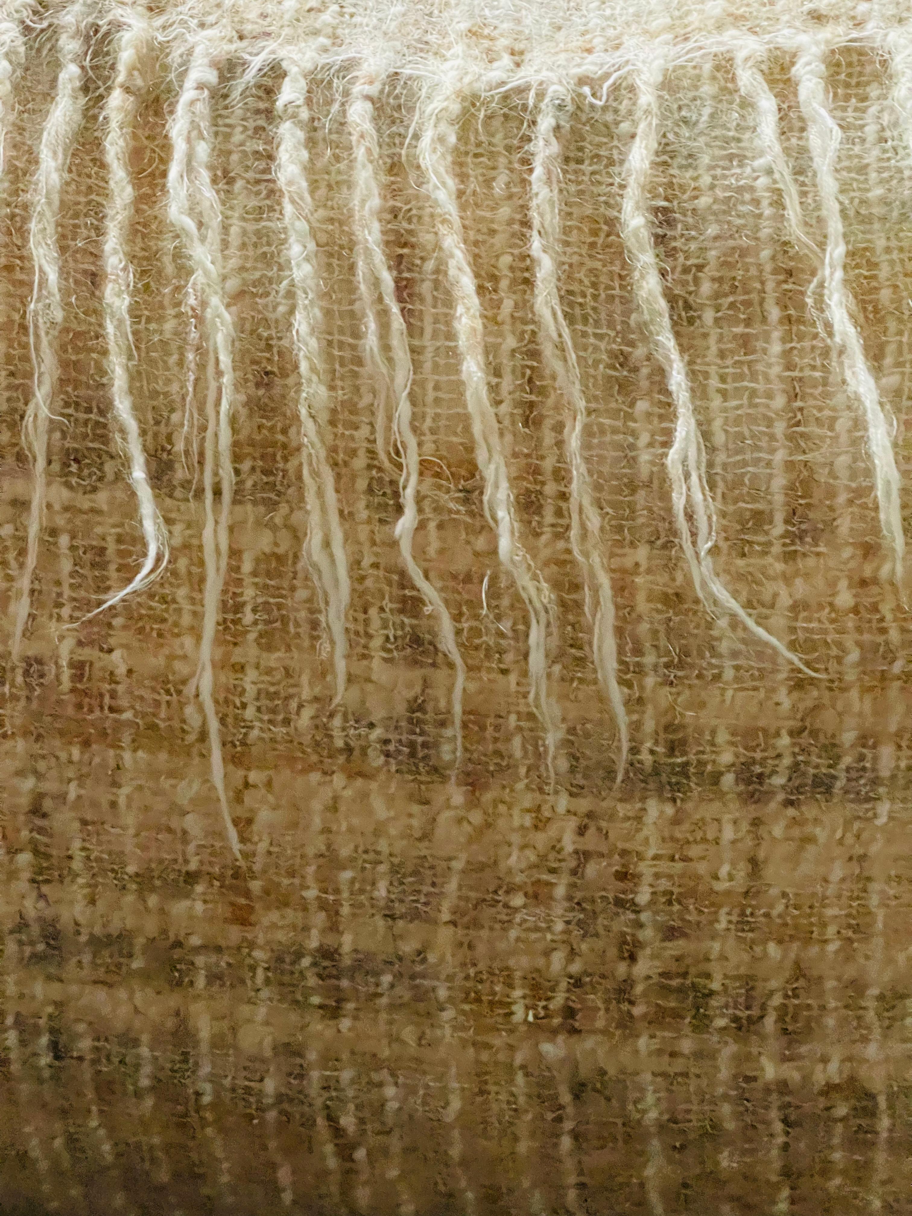 Cuscino moderno organico in mohair fatto a mano con frange In condizioni buone in vendita a Boca Raton, FL
