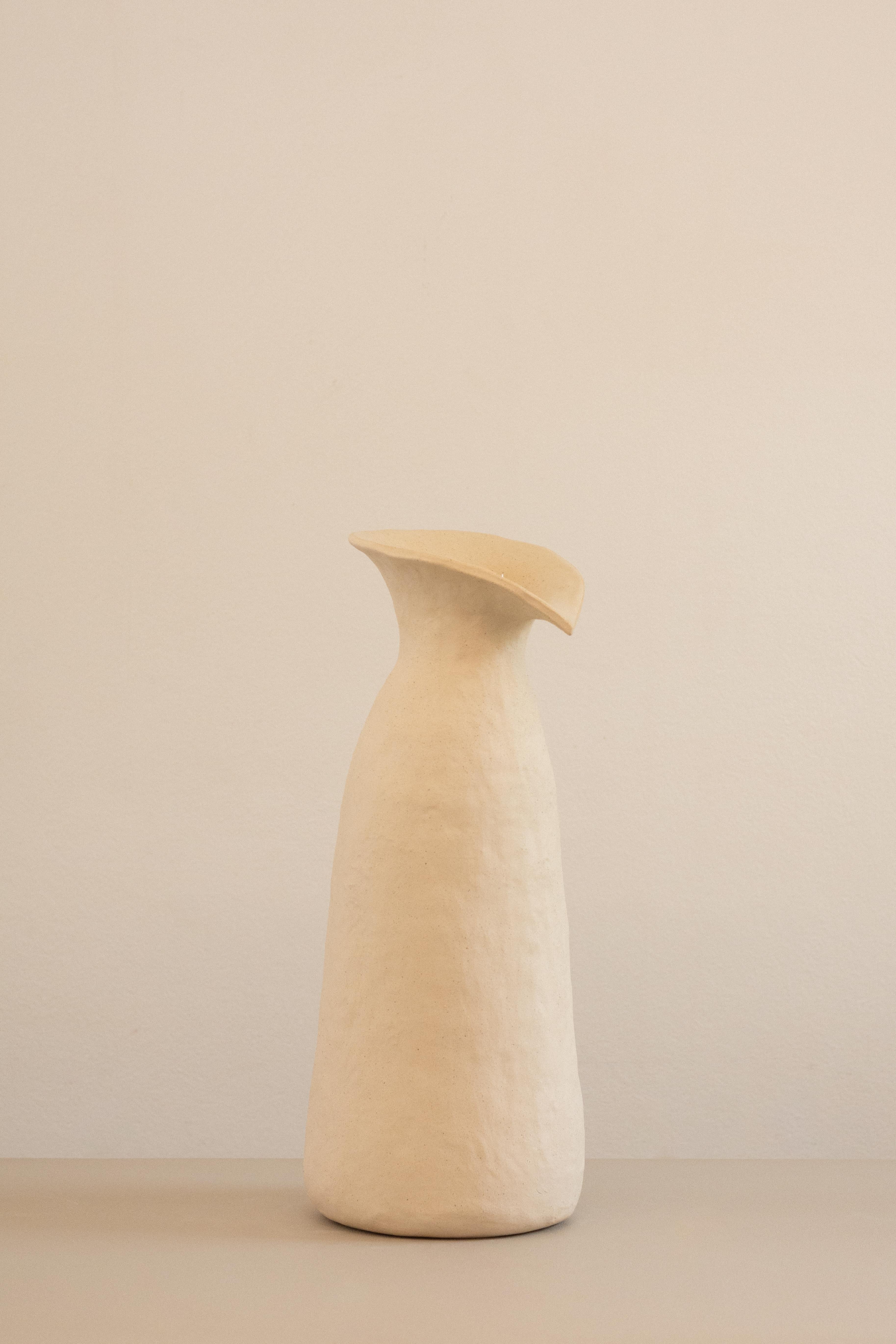 Ce vase fait partie de la série Rupa, une collection de pièces développées sans l'utilisation de moules. Chaque pièce exprime les contours et les textures imprimés par les mains de l'artiste, ce qui donne lieu à des créations aux formes intrigantes