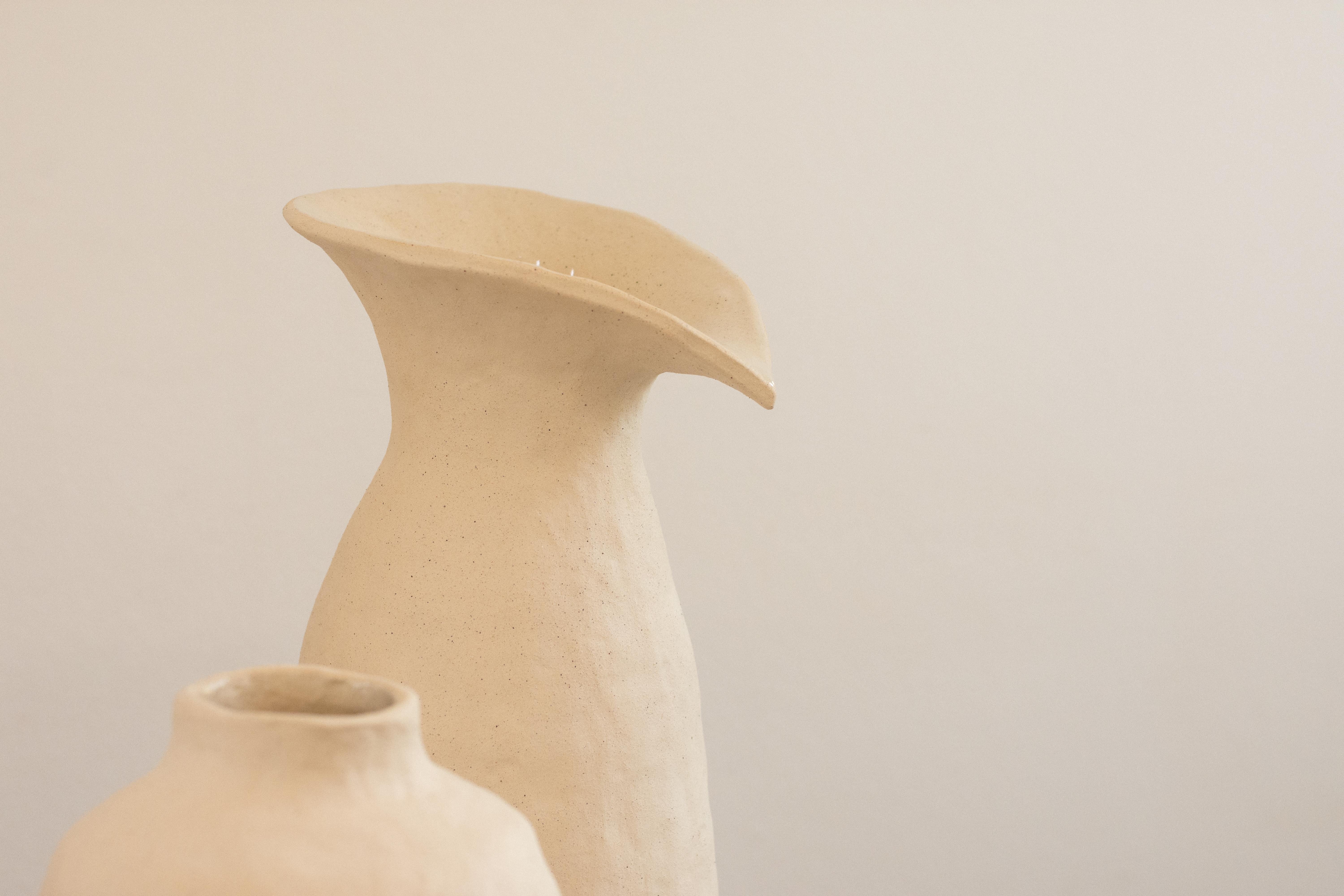 Brésilien vase en céramique blanche organique fait à la main  RUPA N.4 en vente