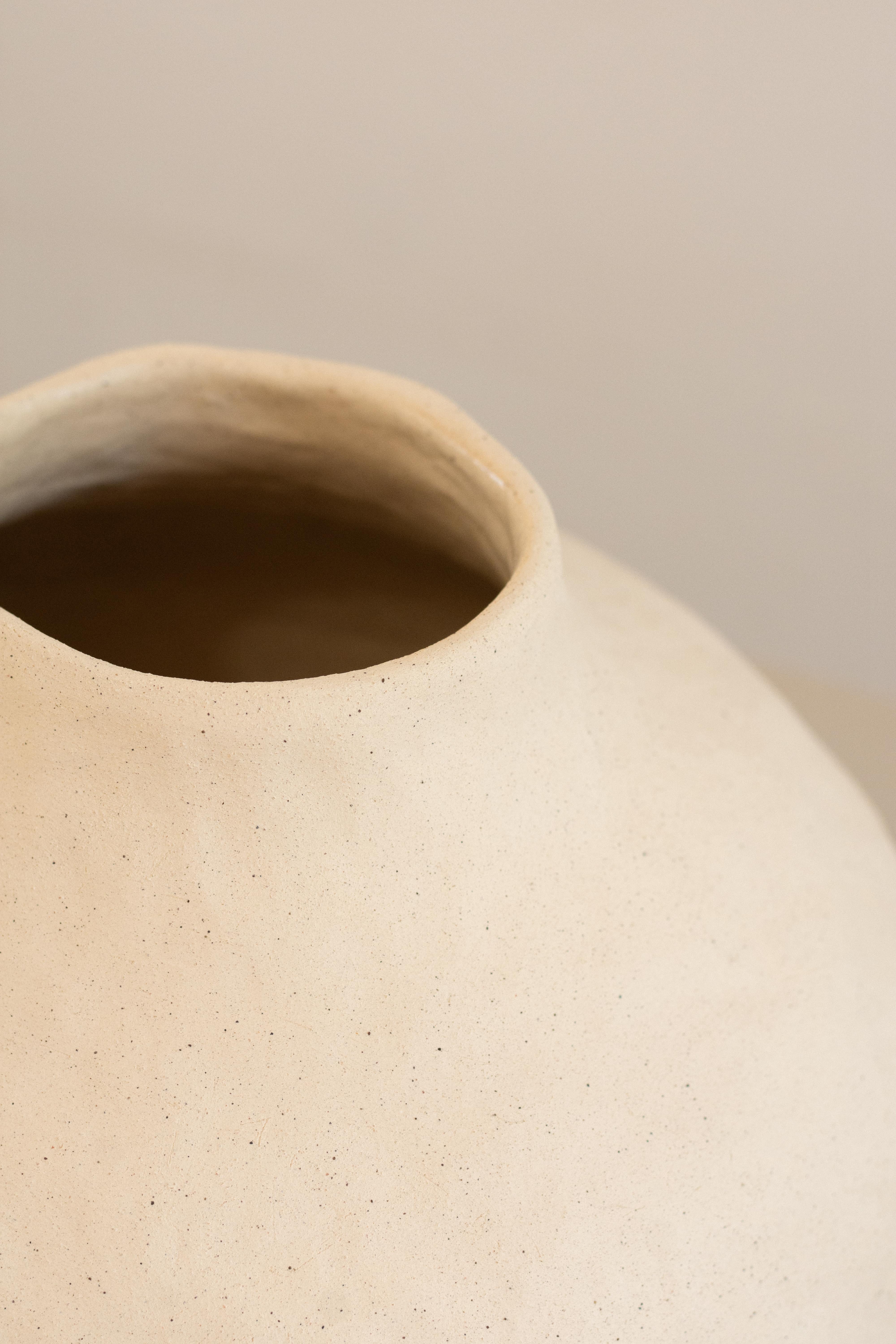 Brazilian handmade organic white ceramic vase  RUPA N.5 For Sale