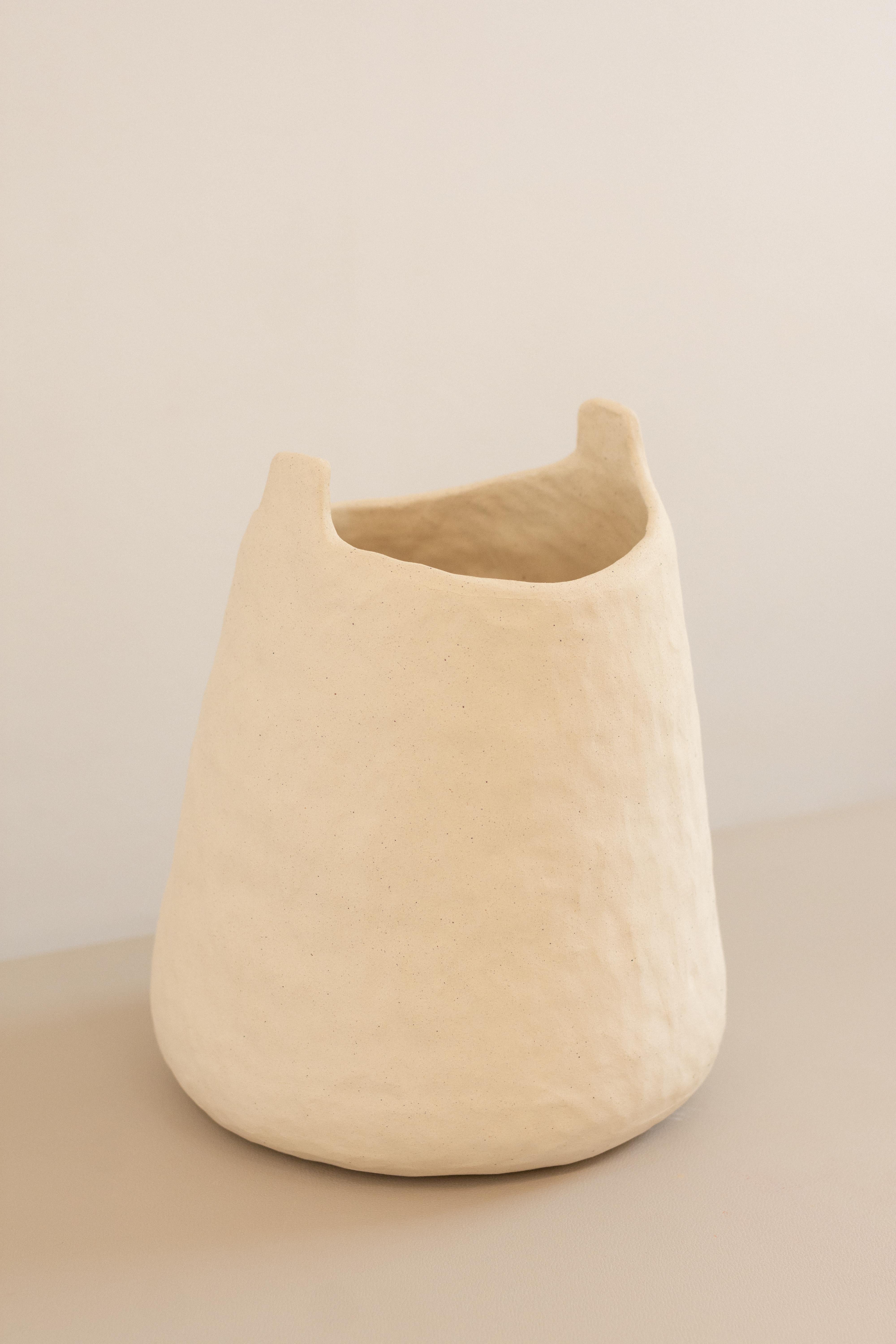 Brazilian handmade organic white ceramic vase  RUPA N.7 For Sale