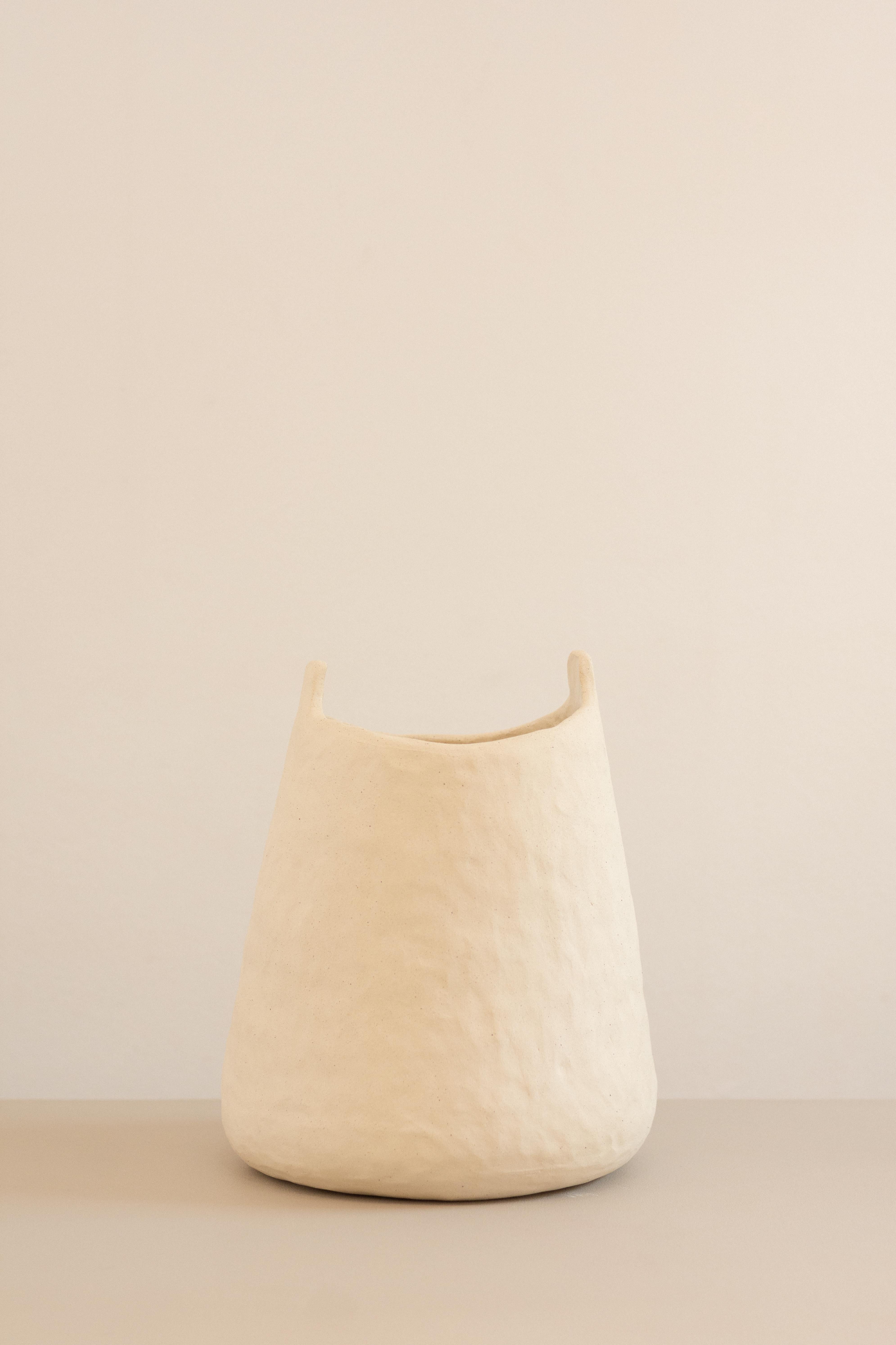 handmade organic white ceramic vase  RUPA N.7 In New Condition For Sale In Florianópolis, BR