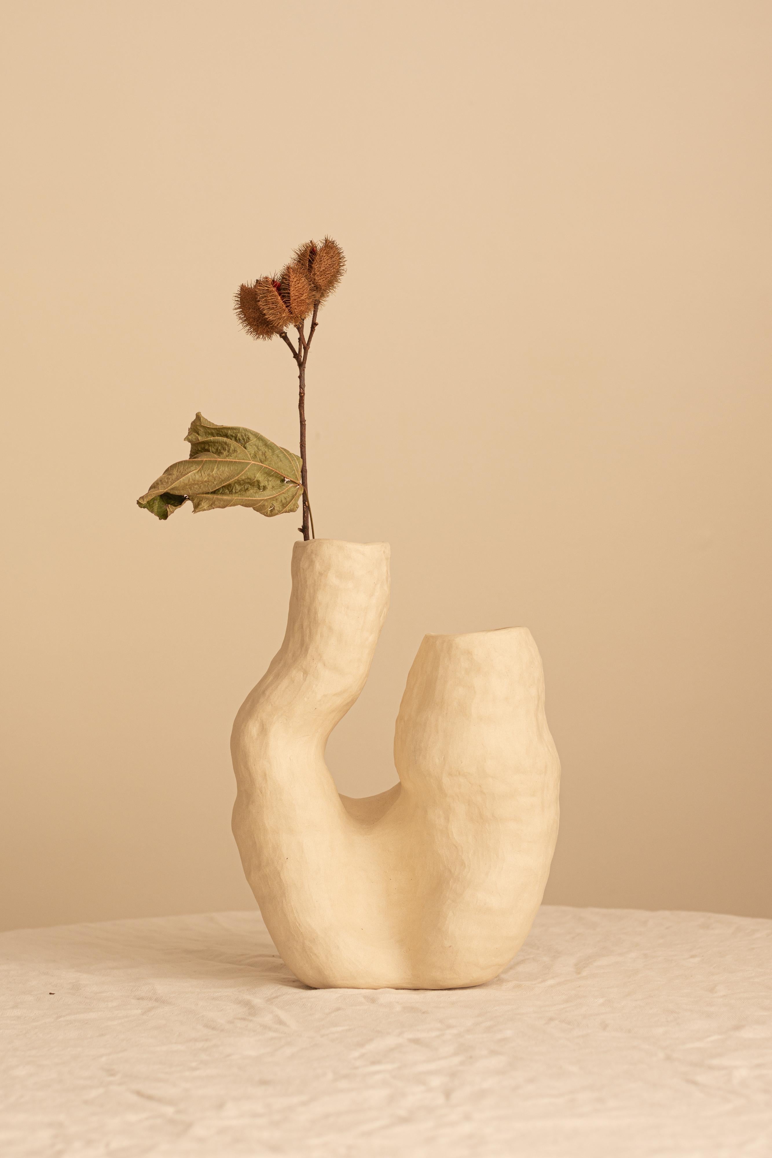 Brazilian handmade organic white ceramic vase sculpture RUPA n.1 For Sale