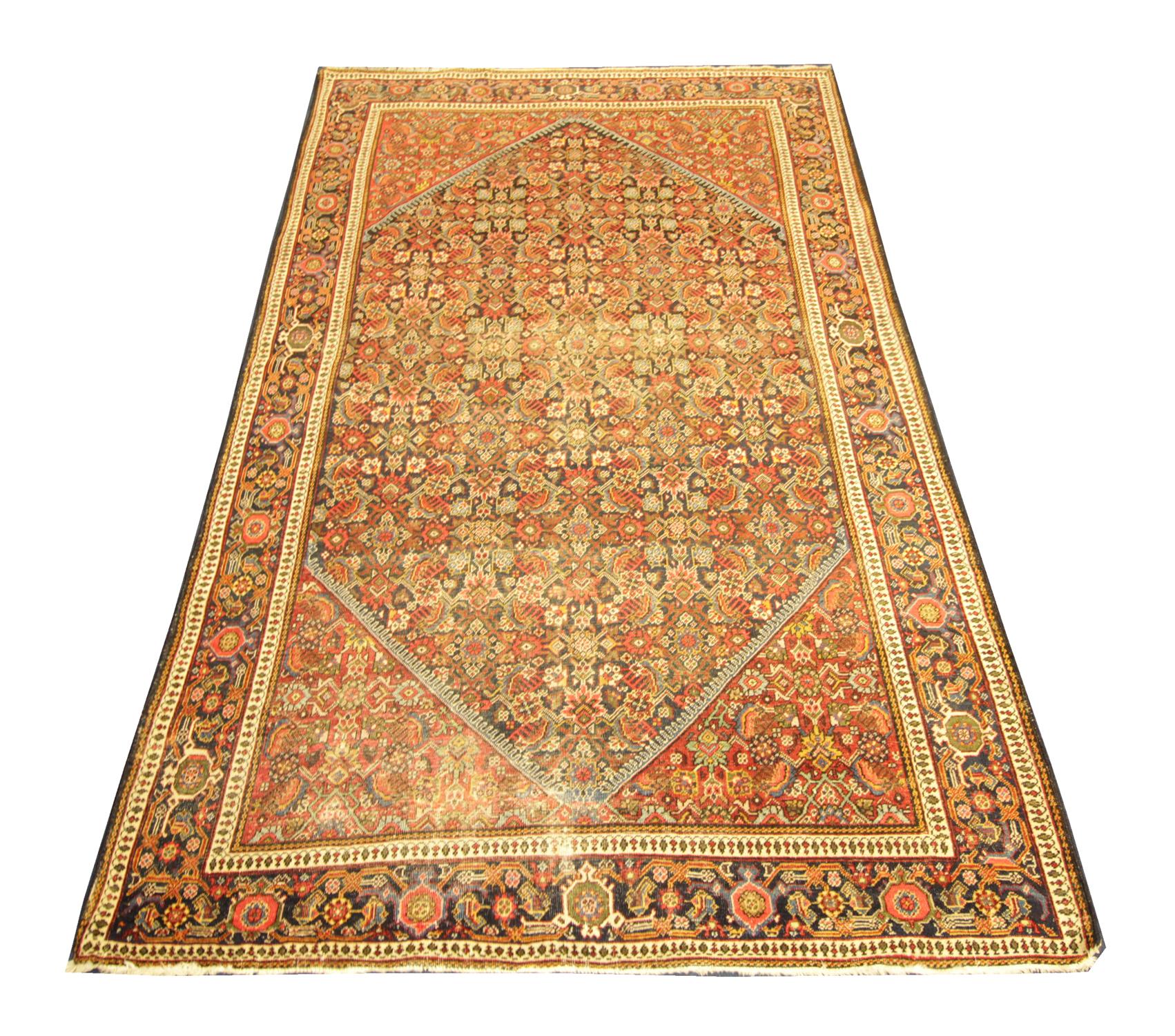 Dieser luxuriöse, quadratische Teppich wurde in Aserbaidschan von Hand gewebt und weist ein Allover-Muster auf, das auf einem braunen Hintergrund mit roten, orangen und cremefarbenen Akzenten gewebt wurde. Zart verziert mit komplizierten Mustern.