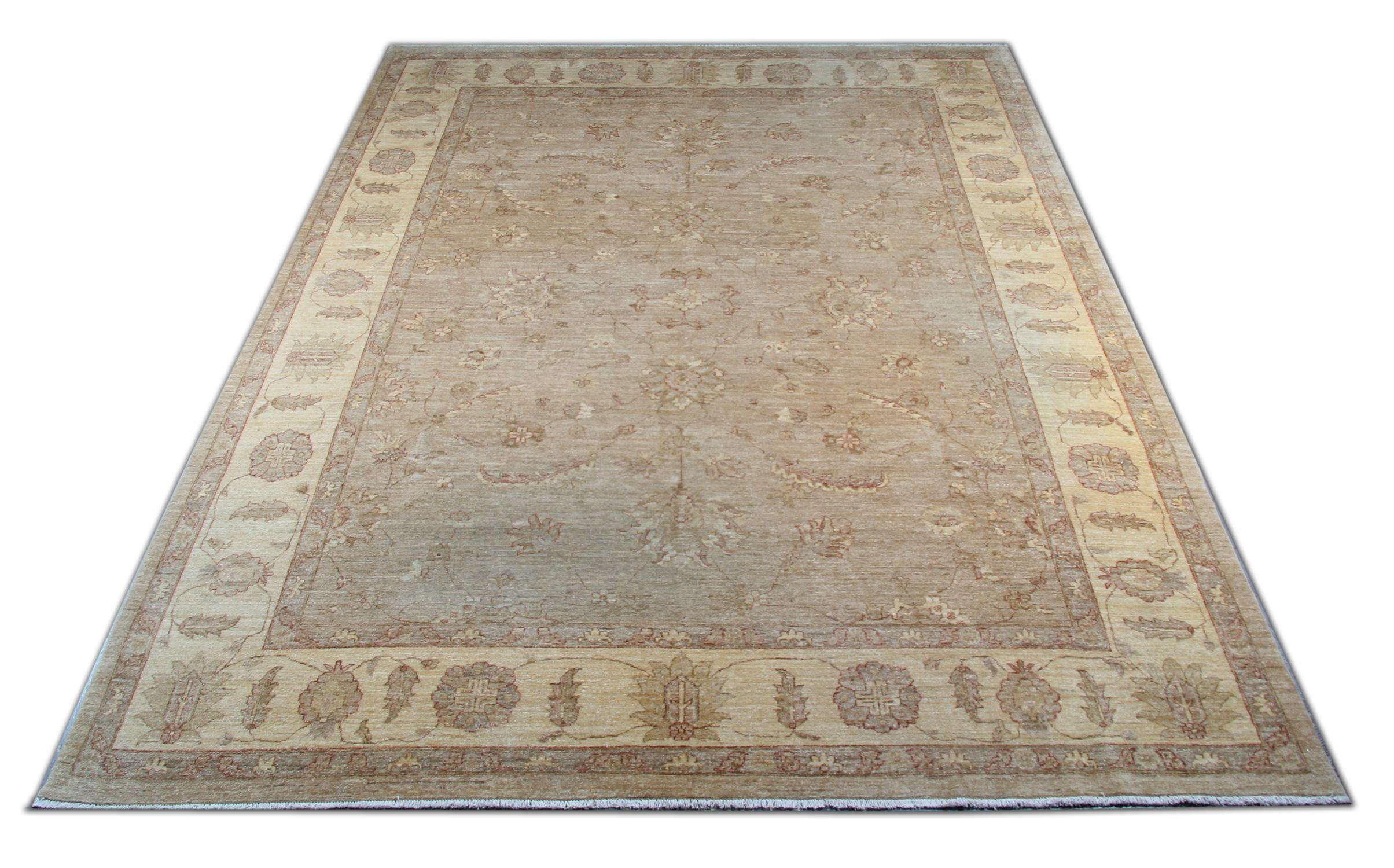 Dieser beeindruckende elfenbeinfarbene afghanische Teppich aus dem 21. Jahrhundert zeigt ein durchgängiges geometrisches Muster mit ineinander verschlungenen Medaillons und einer sehr detaillierten Bordüre. Dieses schöne, filigrane Design wertet