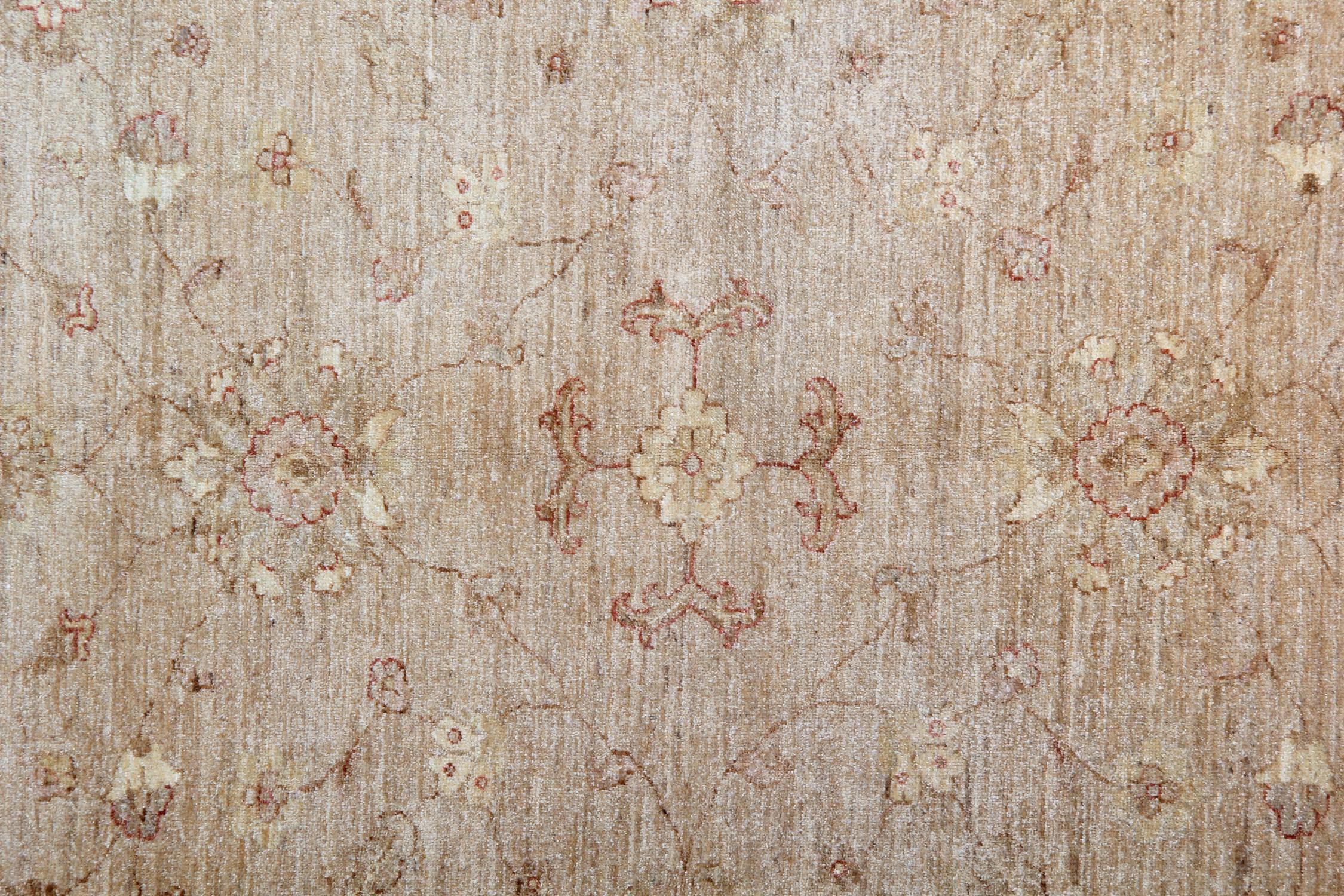 Handgefertigter orientalischer Teppich aus elfenbeinfarbener Wolle für das Wohnzimmer in Beige (Moderne) im Angebot