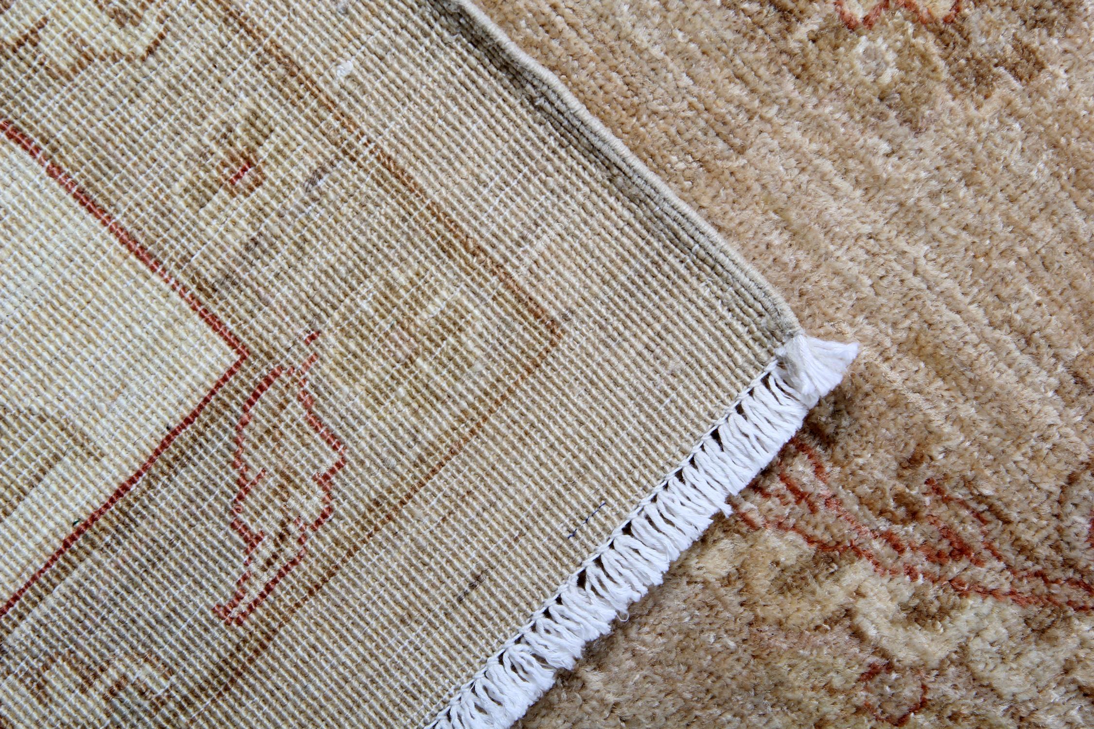 Handgefertigter orientalischer Teppich aus elfenbeinfarbener Wolle für das Wohnzimmer in Beige (Afghanisch) im Angebot