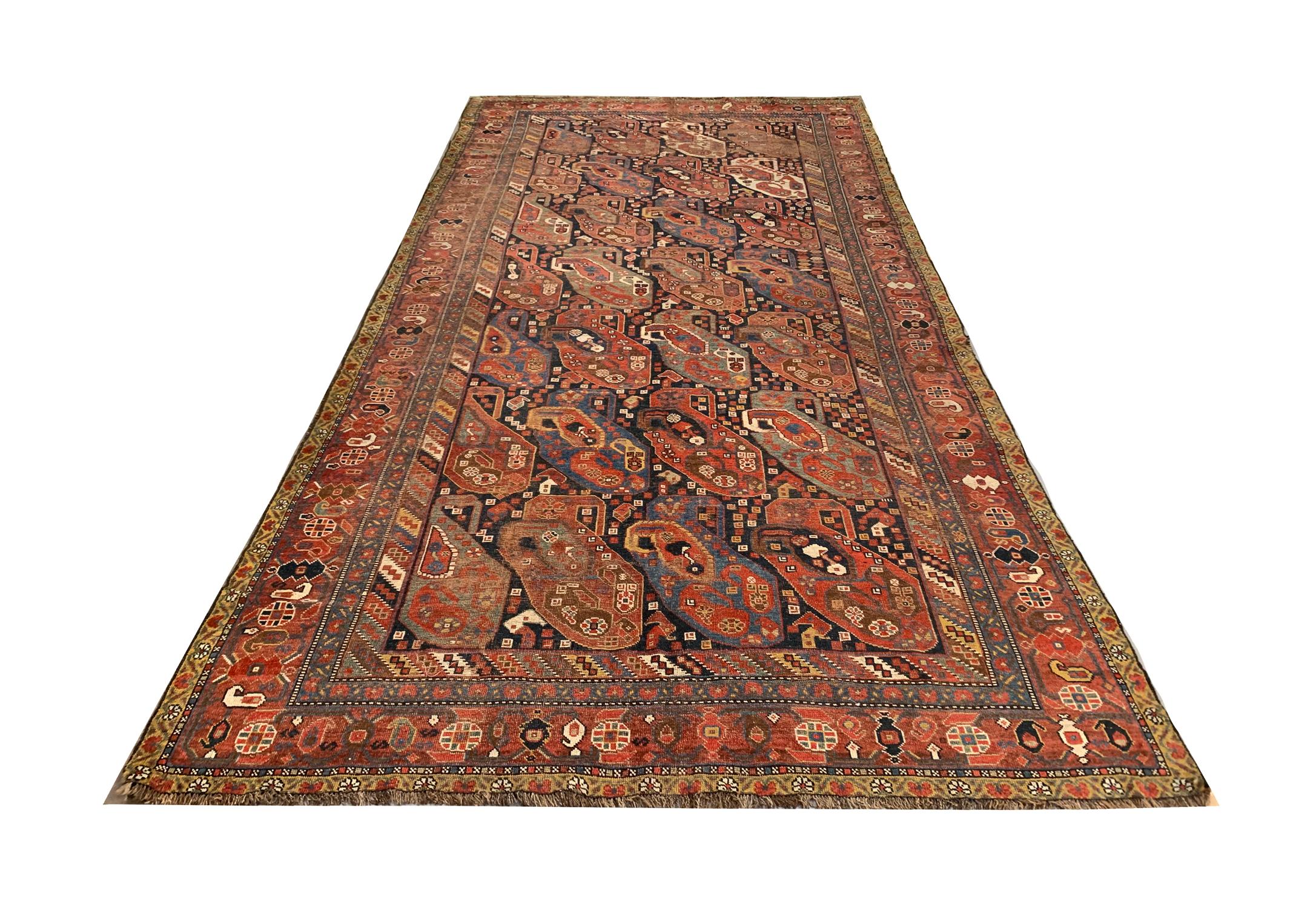 Vous êtes à la recherche d'une pièce ancienne pour pimenter votre intérieur ? Ce beau tapis en laine du Caucase est l'accessoire d'accentuation parfait pour les maisons classiques et traditionnelles. Ce style de tapis élégant est populaire dans les