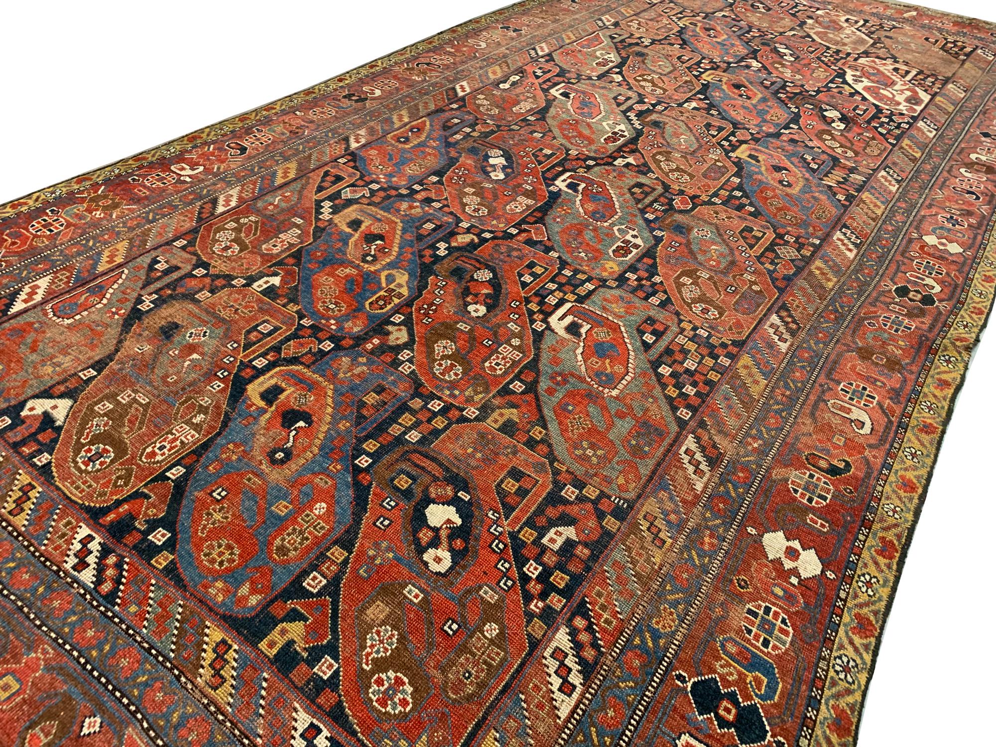 Handgefertigter orientalischer Teppich aus Wolle, traditioneller rostfarbener Paisley-Teppich (Stammeskunst) im Angebot