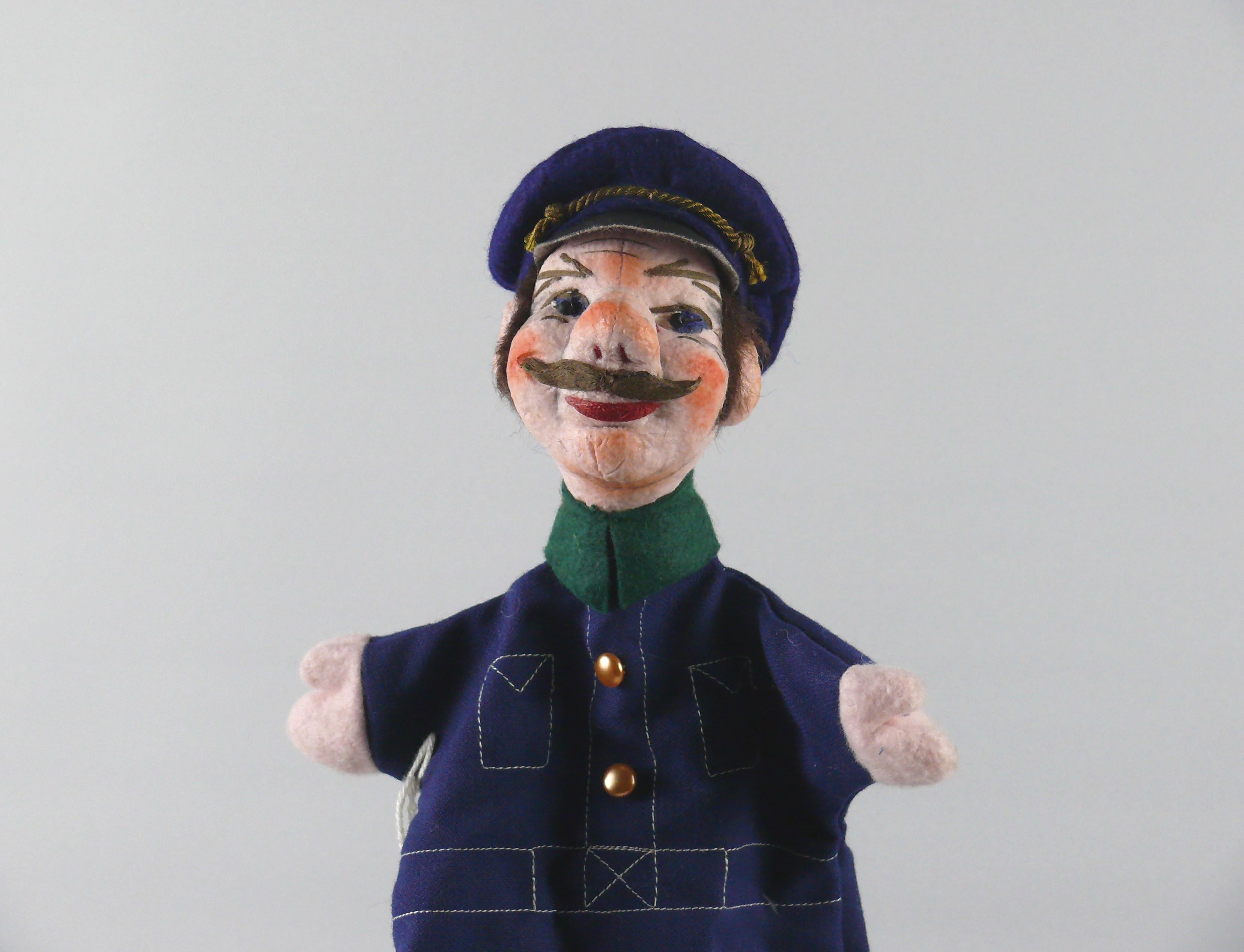 Handmade original Dresden artist puppets / hand puppet - police officer, as good as new. Collector's item from the former GDR.
Special artist doll, high quality and great collector's value.

Height approx. 35 cm - textiles, cardboard, cotton wool,