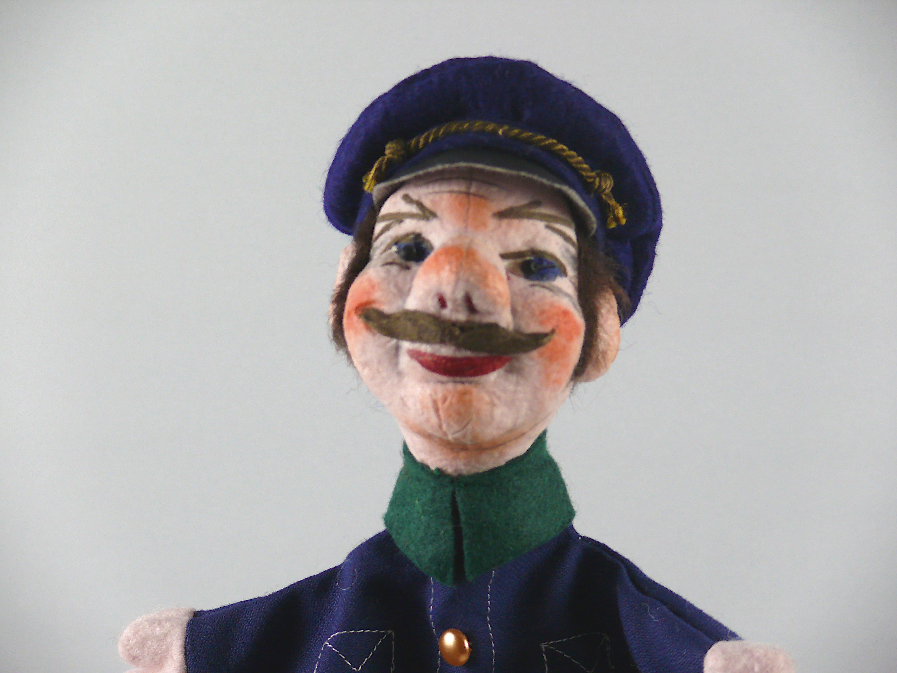 Mid-Century Modern Des poupées / marionnettes d'artiste de Dresde originales faites à la main - officier de police, 1970 en vente