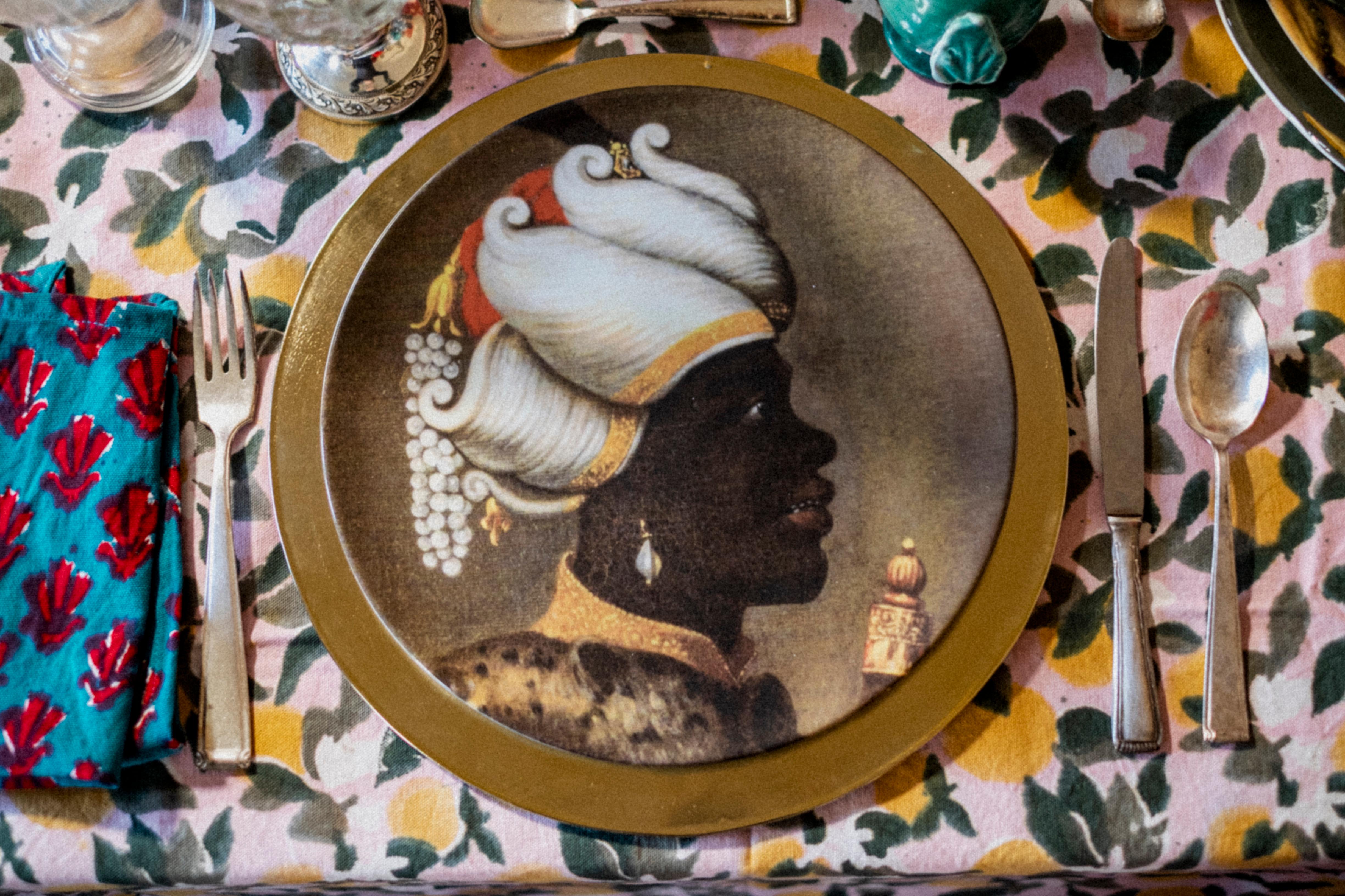 En suivant le chemin de l'histoire ottomane, voici un portrait d'Ottomans sur une assiette en porcelaine. 
L'élégance et l'allure de l'homme ottoman sont très bien retranscrites dans ce portrait et pourraient être facilement transposées sur vos