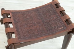 Ottomana fatta a mano con seduta in pelle goffrata da Angel I. Pazmino dall'Ecuador