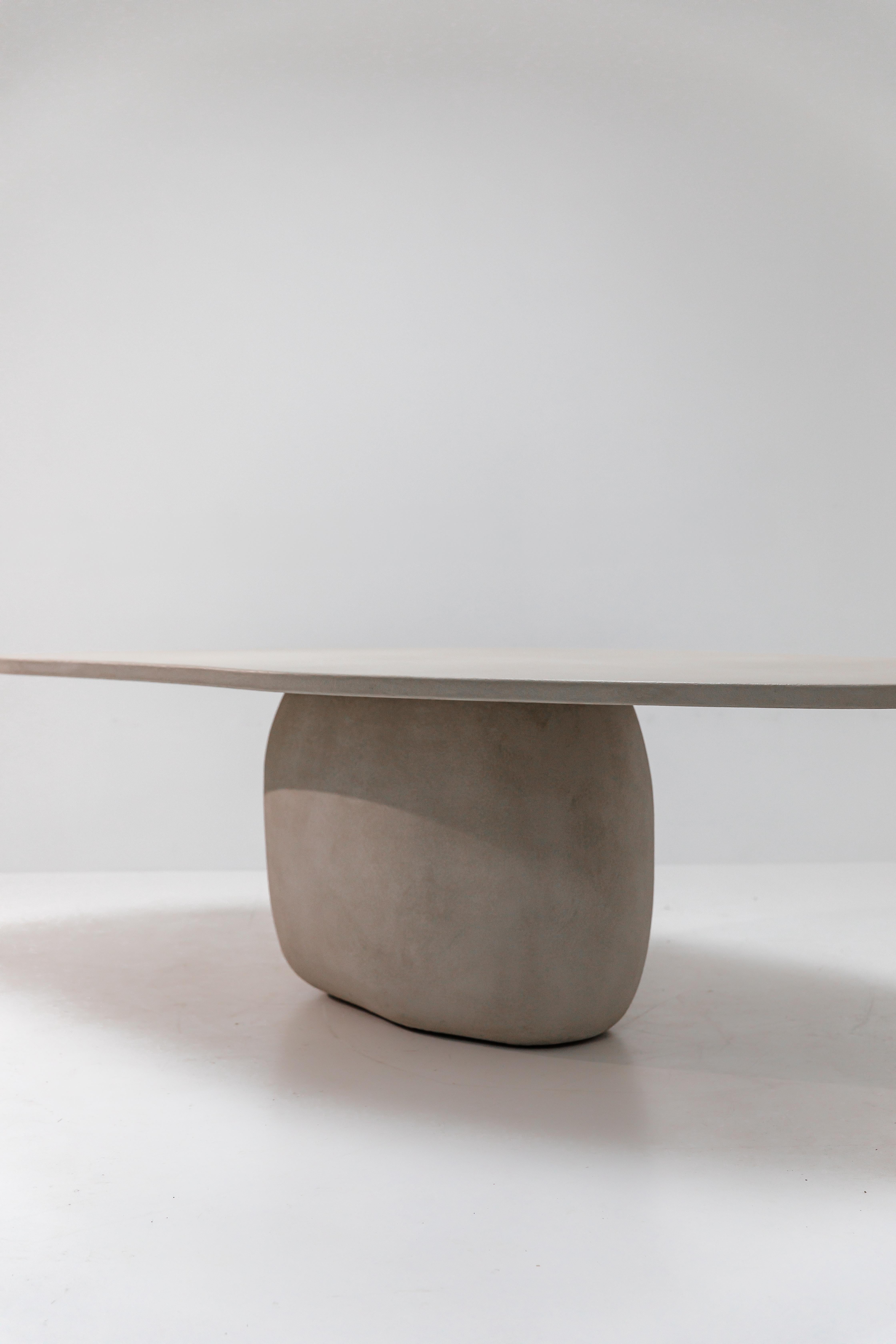 XXIe siècle et contemporain Table de salle à manger Rocc fabriquée à la main par Philippe Colette en vente