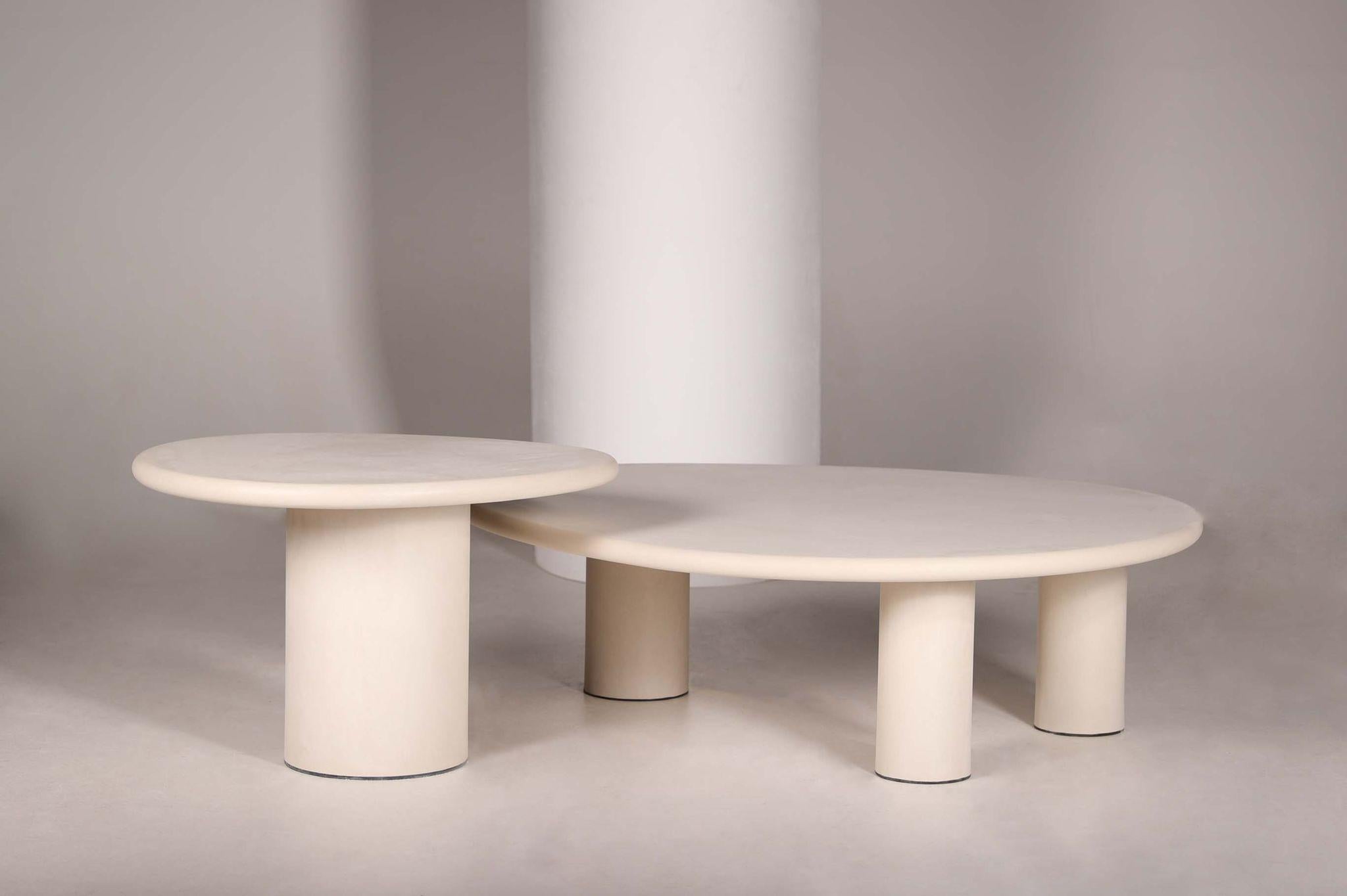 Ensemble de tables d'extérieur en plâtre naturel en forme de roche faites à la main par Philippe Colette
Dimensions : 
85 x 65 x 50, pied Ø 30 cm
130 x 110 x 38, Pied Ø 20 cm 
Matériaux : Enduit de chaux minérale.

Nos tables sont en plâtre minéral