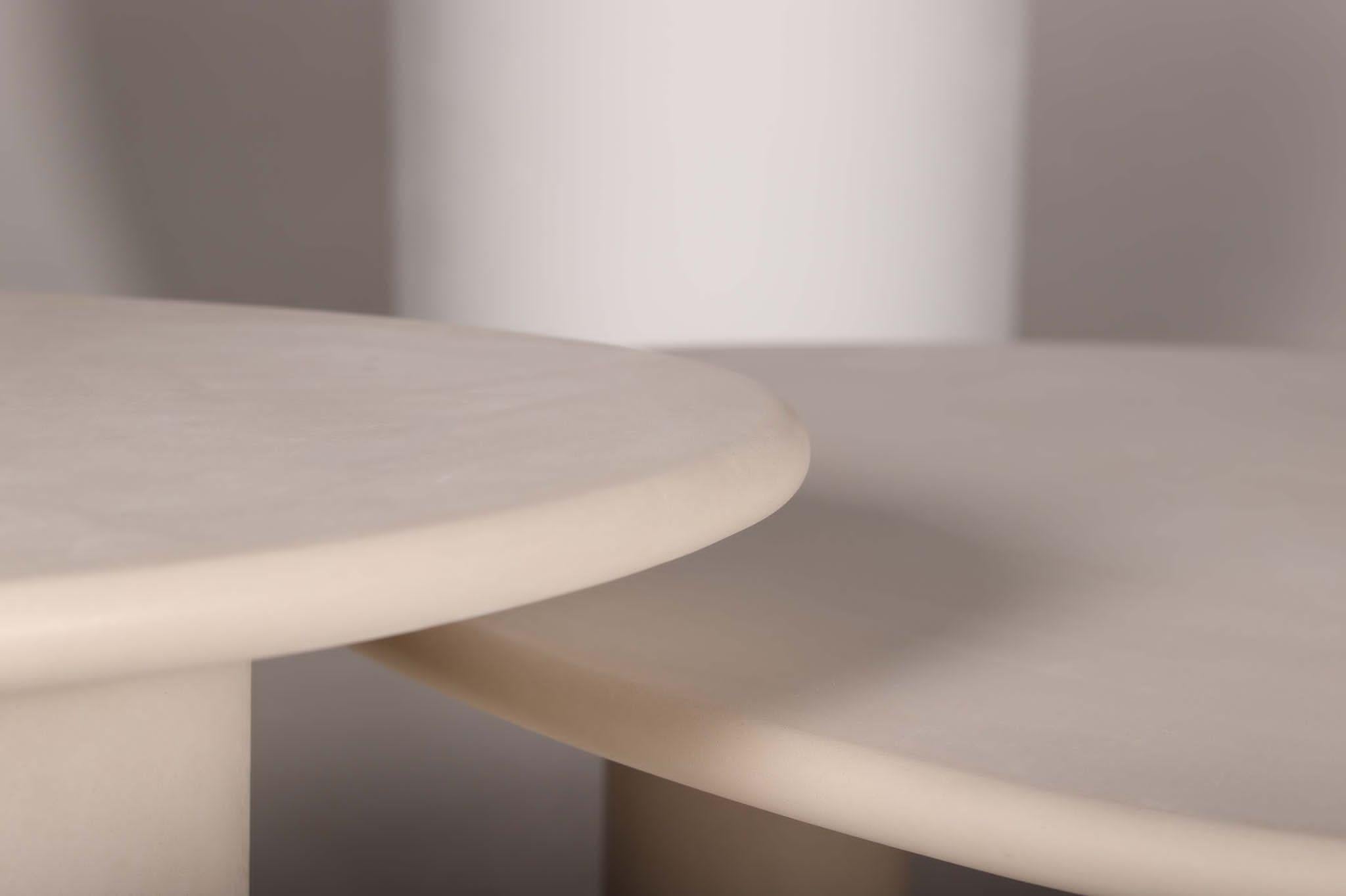 Handgefertigtes Bergförmiges Tisch-Set aus natürlichem Gips für den Außenbereich von Philippe Colette (Belgisch) im Angebot