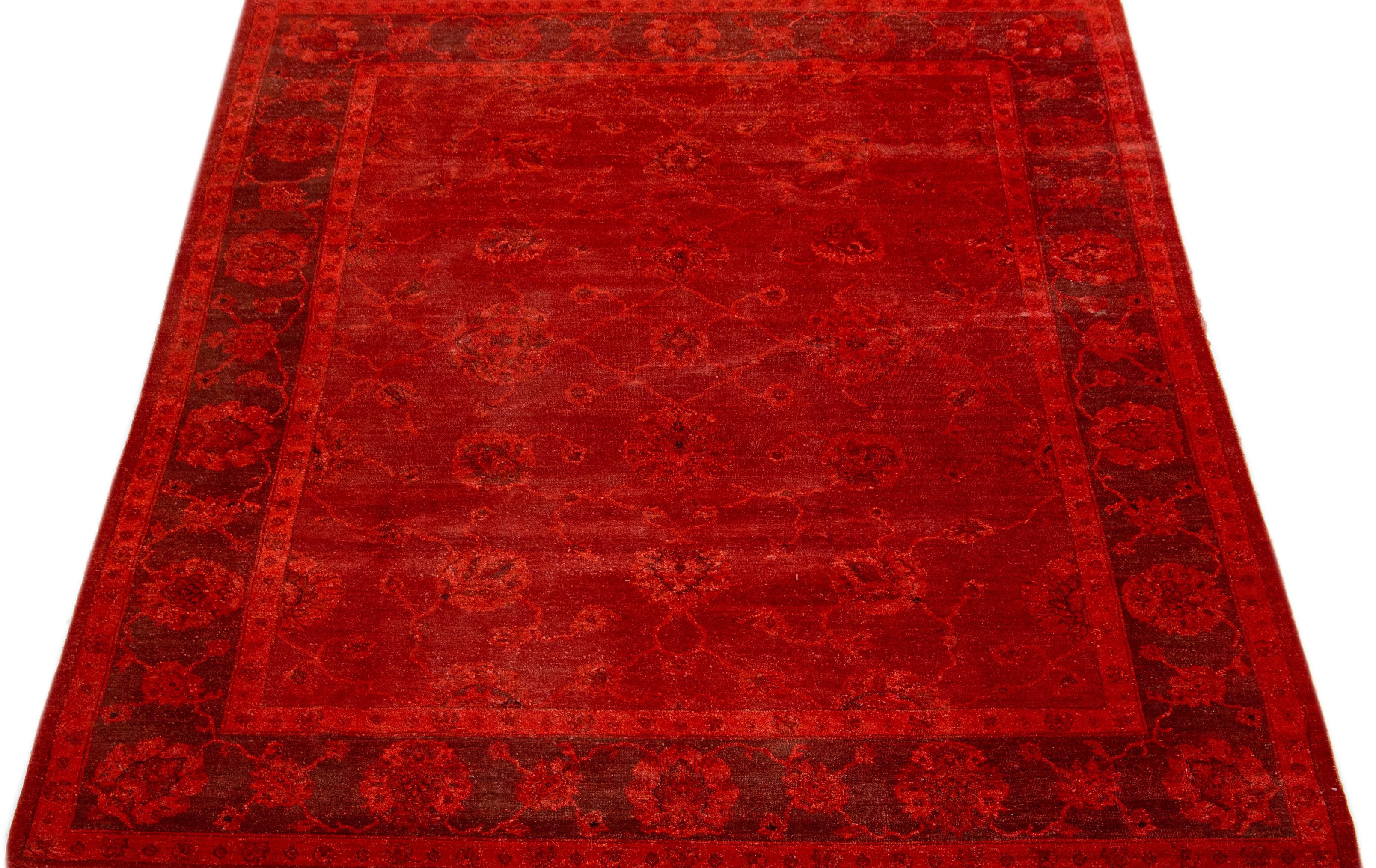 Presentato in stile Art & Crafts, questo tappeto in lana mostra un'eleganza senza tempo grazie a un'elegante combinazione di delicati motivi floreali e un vivace sfondo rosso.

Questo tappeto misura 7'10