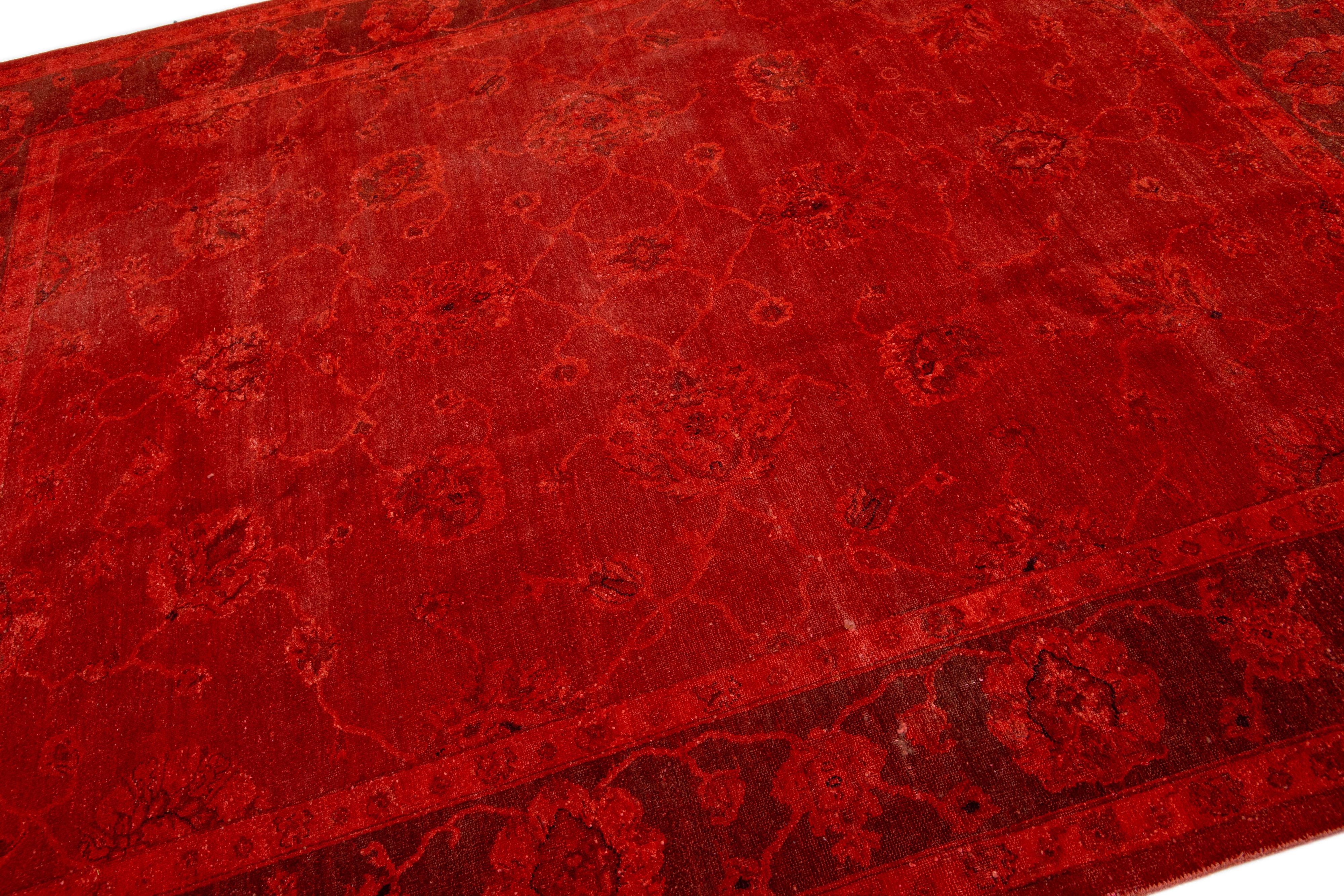 Arts and Crafts Tapis en laine rouge overdye Art & Crafts moderne fait à la main avec un motif floral en vente