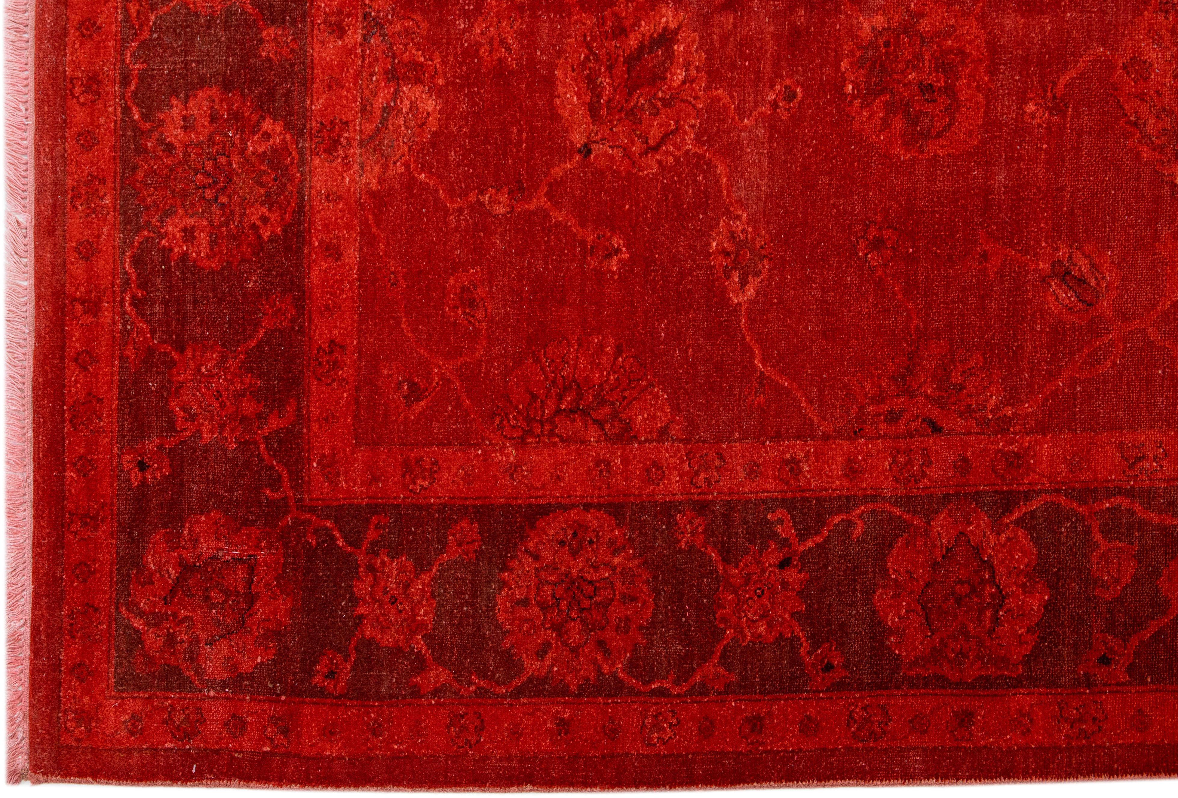 Noué à la main Tapis en laine rouge overdye Art & Crafts moderne fait à la main avec un motif floral en vente