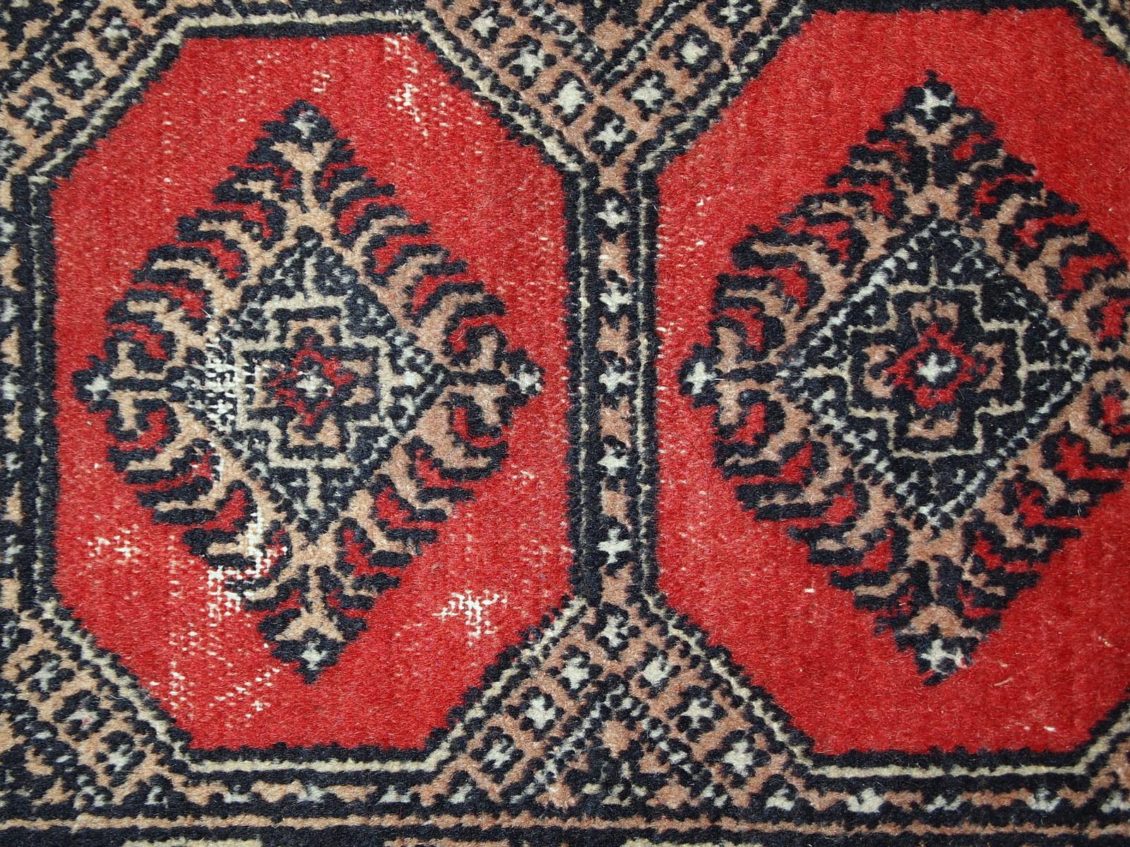 Handmade Pakistani Lahore Berber Rug, 1970s, 1C635 In Distressed Condition For Sale In Bordeaux, FR