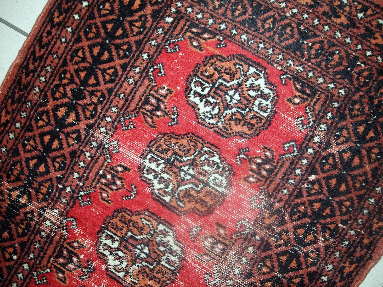 Tappeto vintage proveniente dal Pakistan in condizioni di degrado. Il tappeto è stato realizzato alla fine del XX secolo in lana rossa.

-Condizioni: afflitto,

-circa: anni '60,

-Dimensioni: 2,4' x 3,9' (75cm x 119cm),

-Materiale: