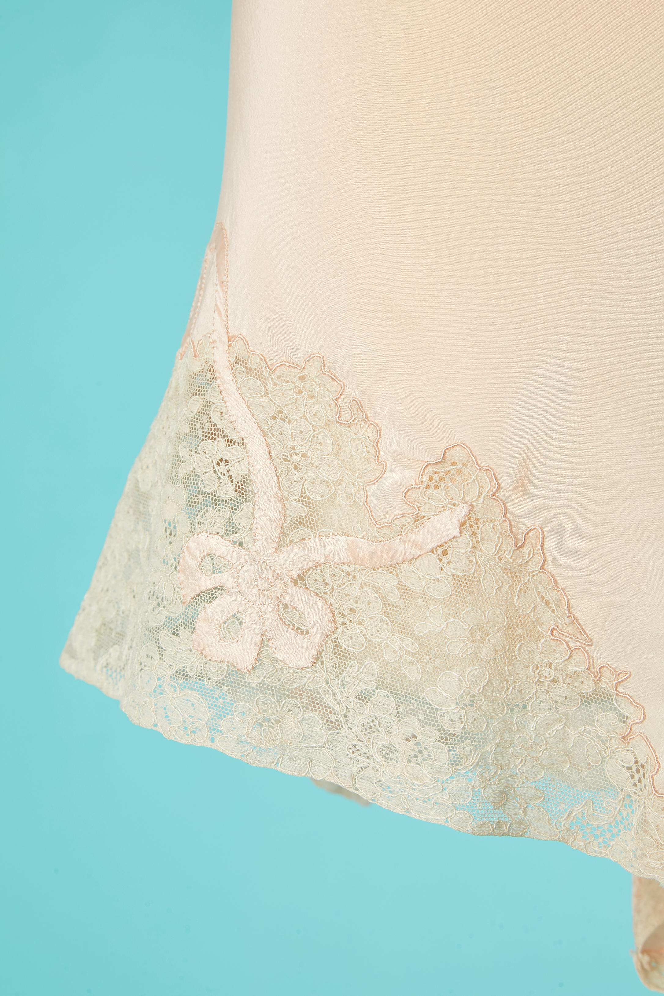 Handmade pale pink silk and lace panty with bow appliqué . Button and buttonhole closure on the left side. 
SIZE 38 (Fr) M 