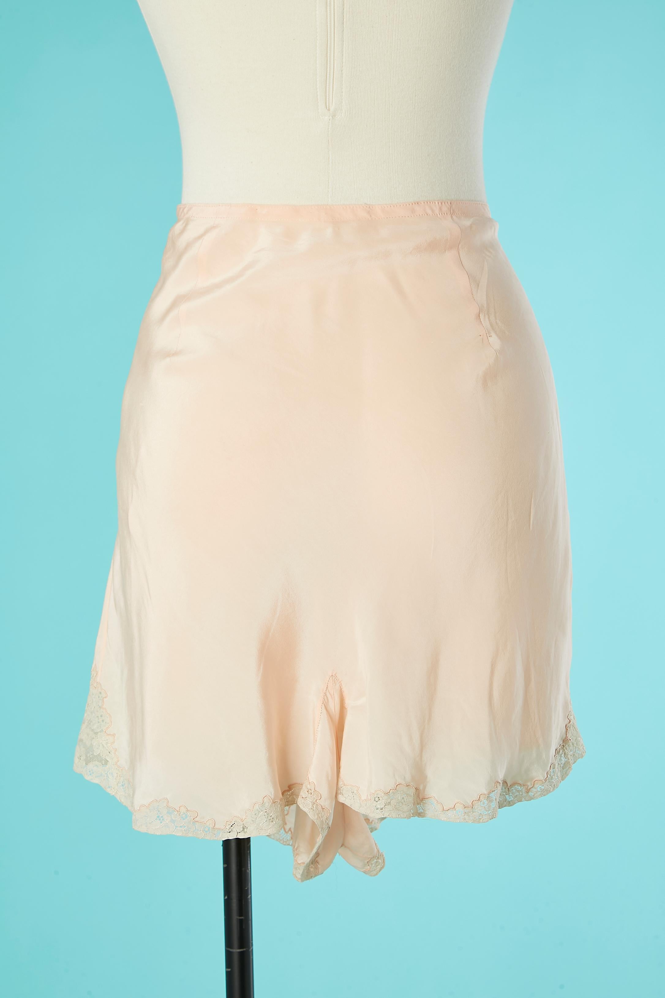 Handmade pale pink silk and lace panty with bow appliqué YOLANDE Circa 1930's In Excellent Condition For Sale In Saint-Ouen-Sur-Seine, FR