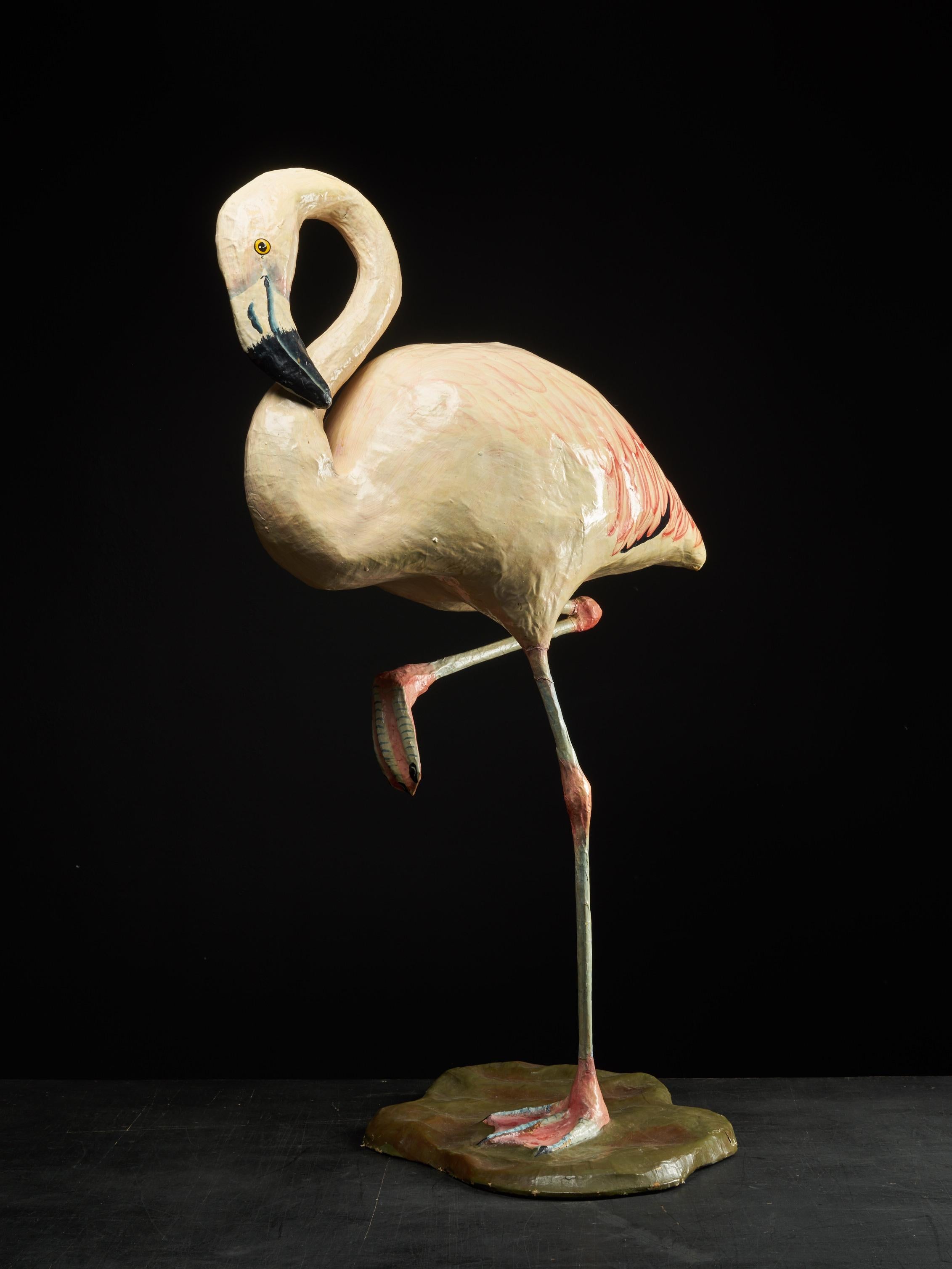 Handgefertigter Flamingo aus Papiermaché:: Originalfarbe mit schöner Alterspatina (Deutsch)