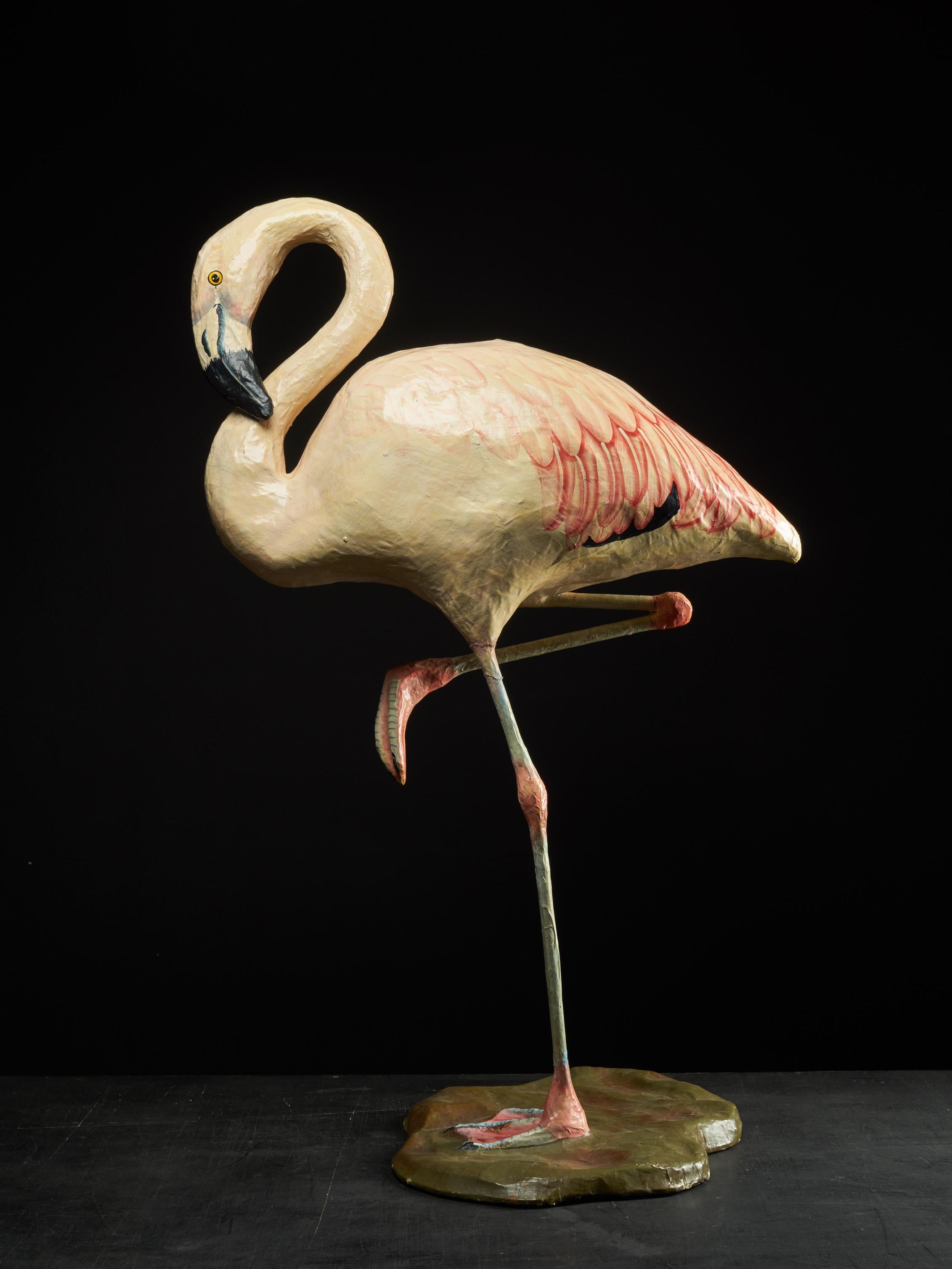 Handgefertigter Flamingo aus Papiermaché:: Originalfarbe mit schöner Alterspatina im Zustand „Gut“ in Leuven , BE
