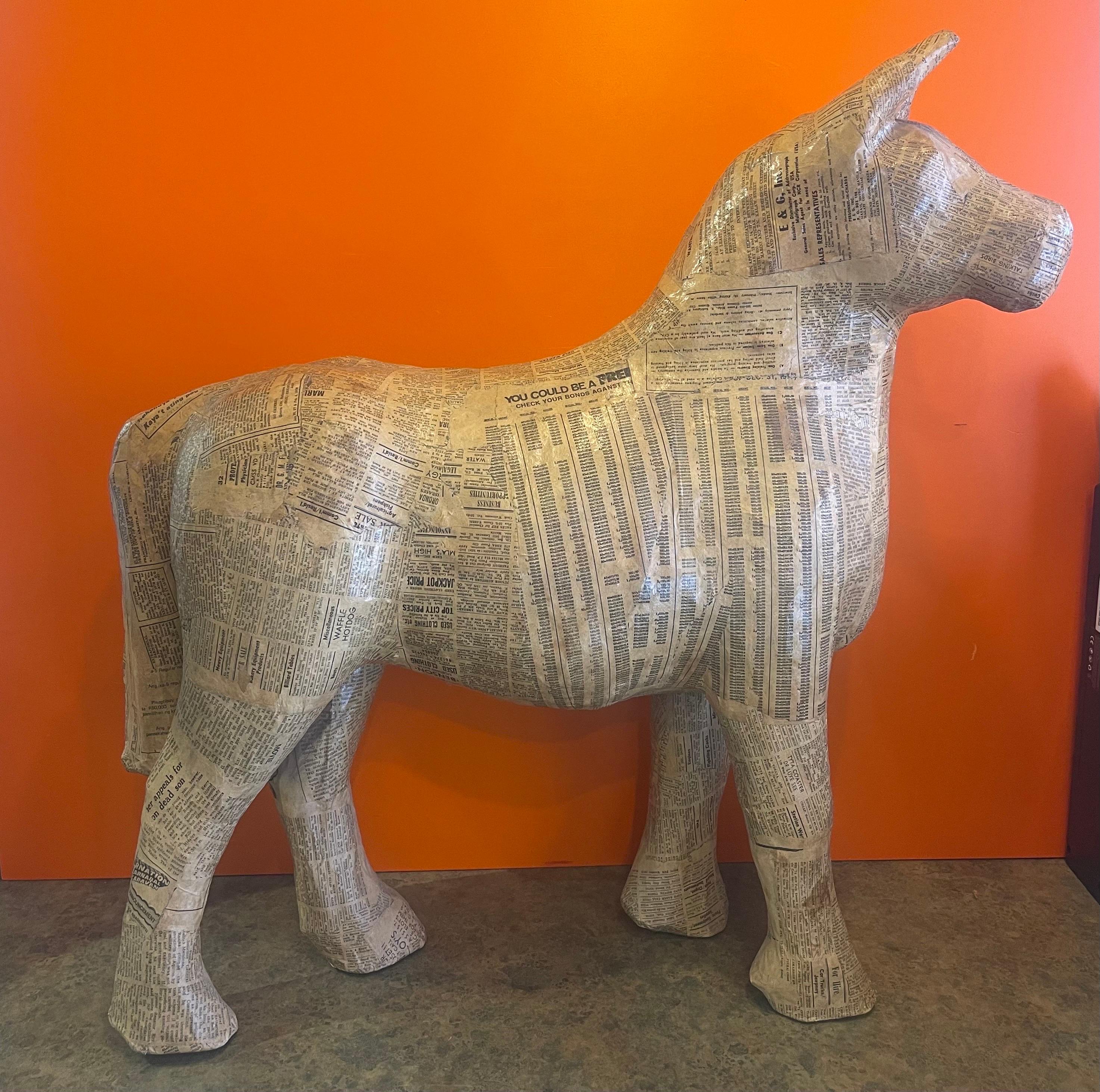 Sculpture de cheval en papier mâché faite à la main en vente 3
