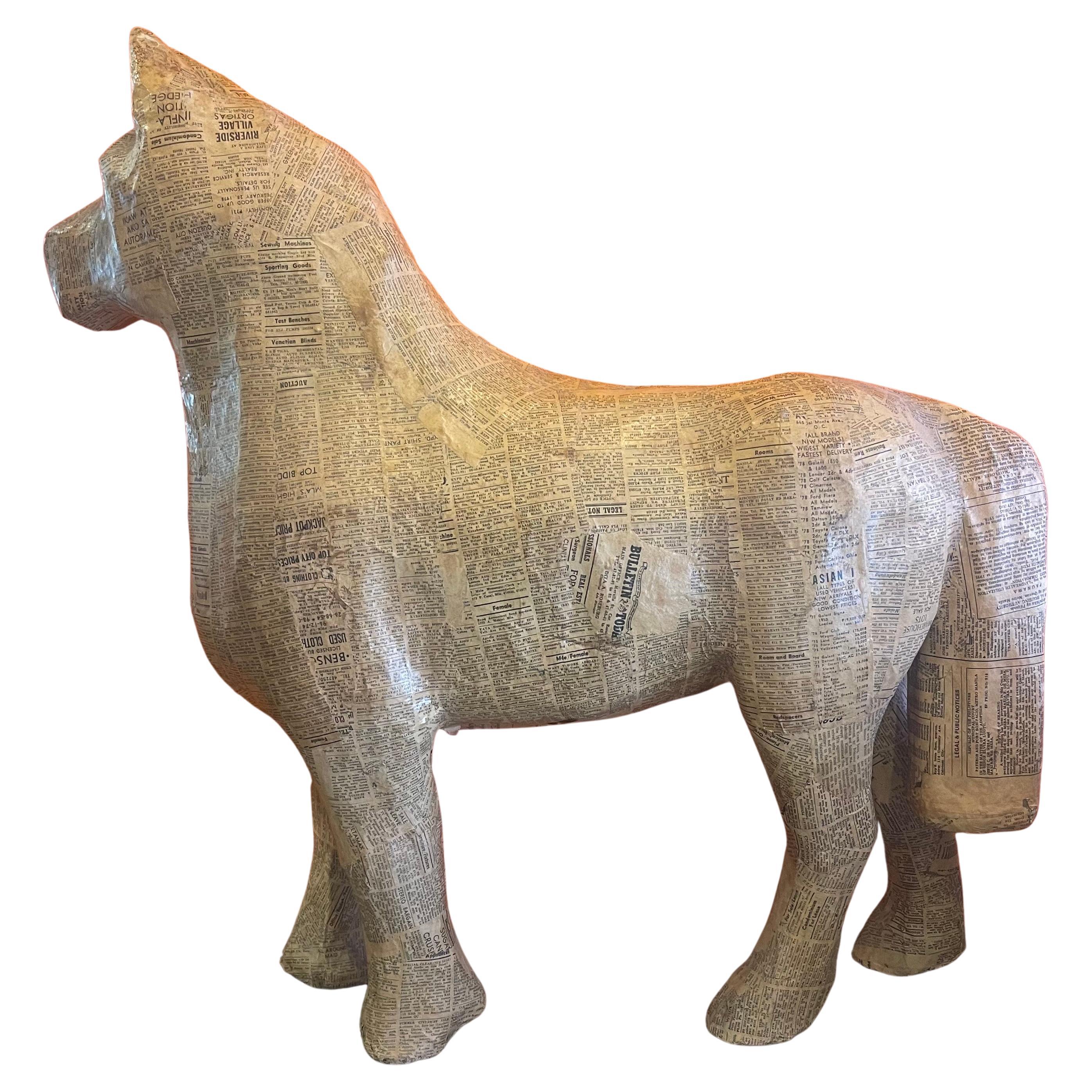 Une sculpture de cheval en papier mâché faite à la main, vers les années 1980, très amusante et bien réalisée. La pièce est fabriquée à partir de journaux recyclés et est en très bon état vintage. Le cheval mesure 29 pouces de large x 9,5 pouces de