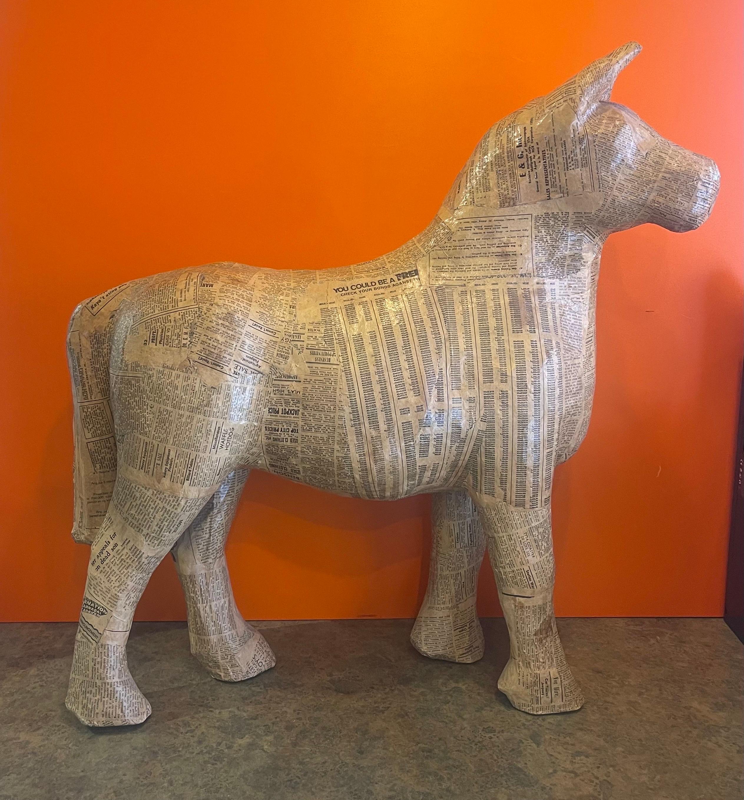 Américain Sculpture de cheval en papier mâché faite à la main en vente
