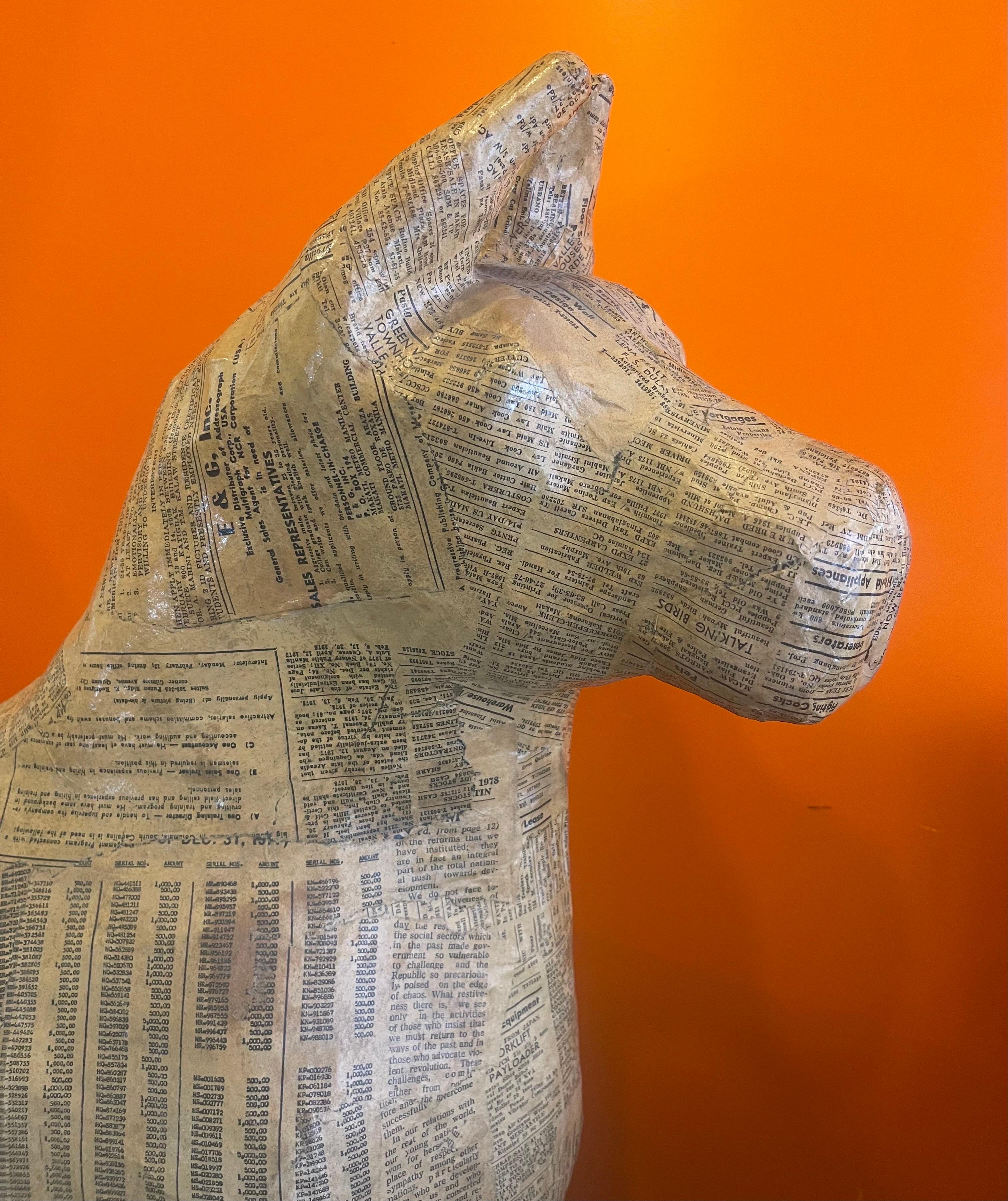 20ième siècle Sculpture de cheval en papier mâché faite à la main en vente