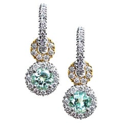 Handgefertigte pastellgrüne Paraiba-Turmalin-Ohrringe mit weißem Diamant-Halo-Charm