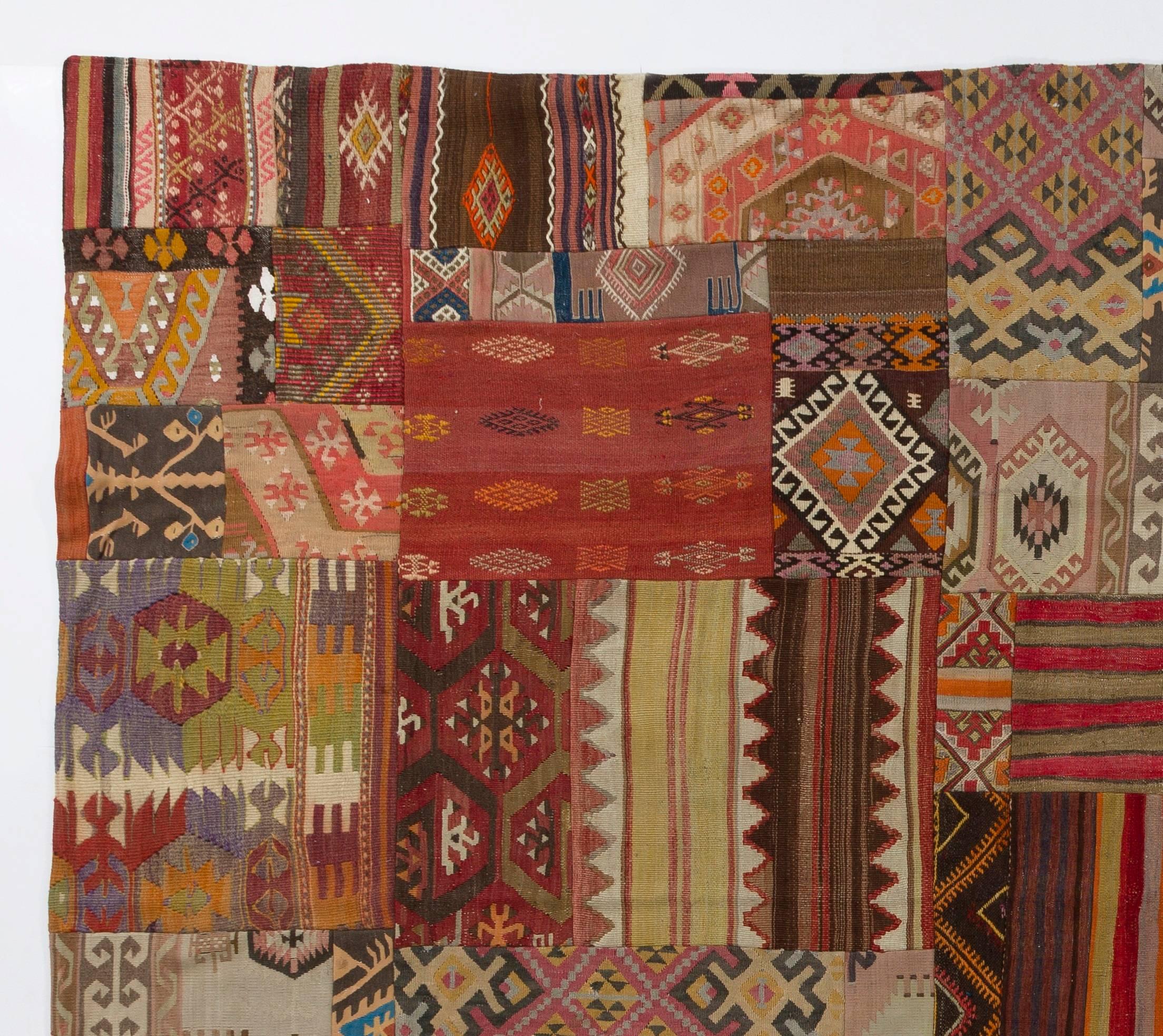 Verschiedene Stücke von Woll-Kilims (Flachgewebe-Teppiche) aus der Mitte bis zum Anfang des 20. Jahrhunderts wurden gewaschen und dann in einigen Wochen von Hand zusammengenäht, um diesen wunderschönen, einzigartigen Flickenteppich zu schaffen. Auf