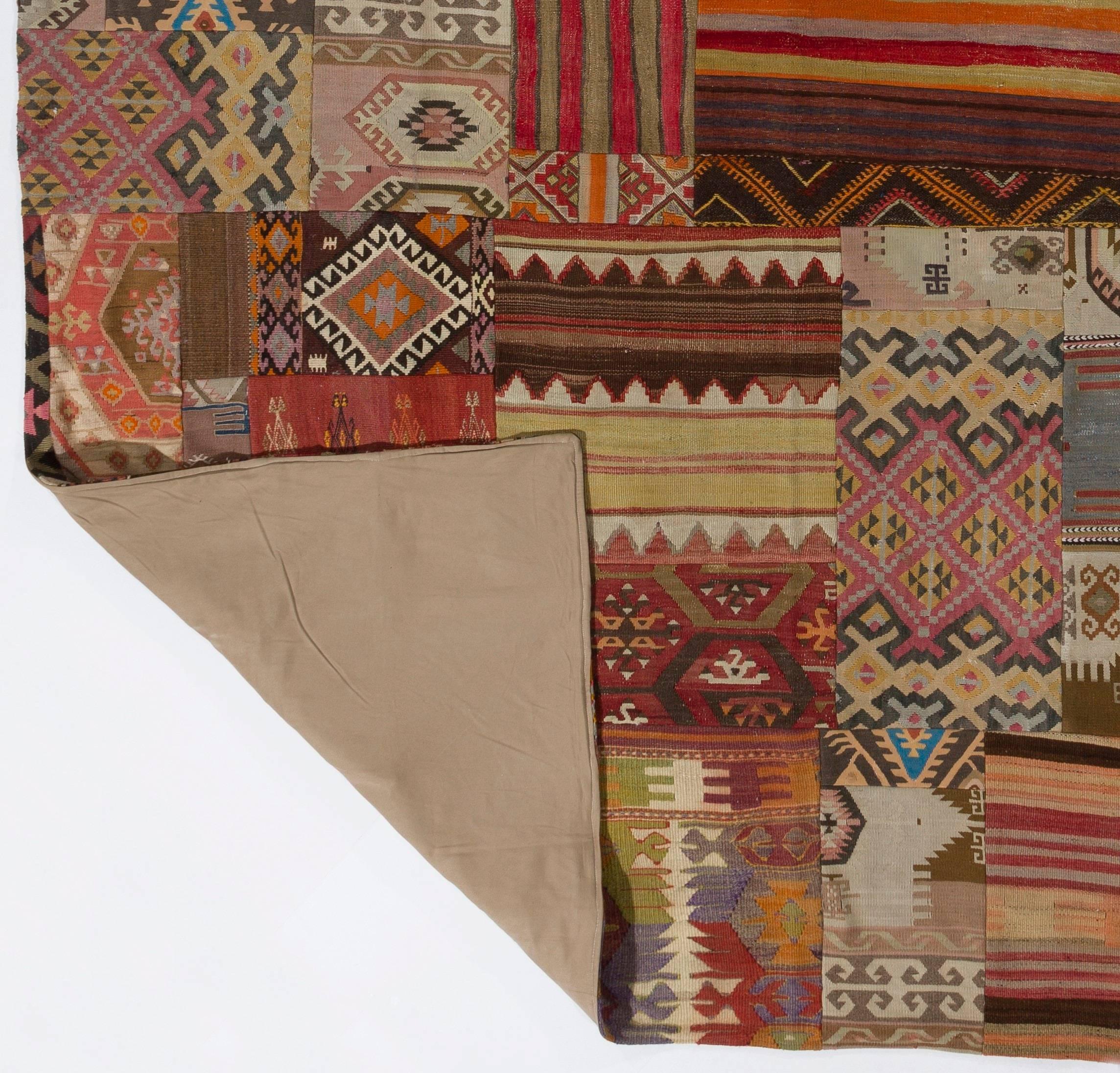 Handgefertigter Patchwork-Teppich aus türkischen Kilims im Vintage-Stil. Kundenspezifische Optionen verfügbar (Handgewebt) im Angebot