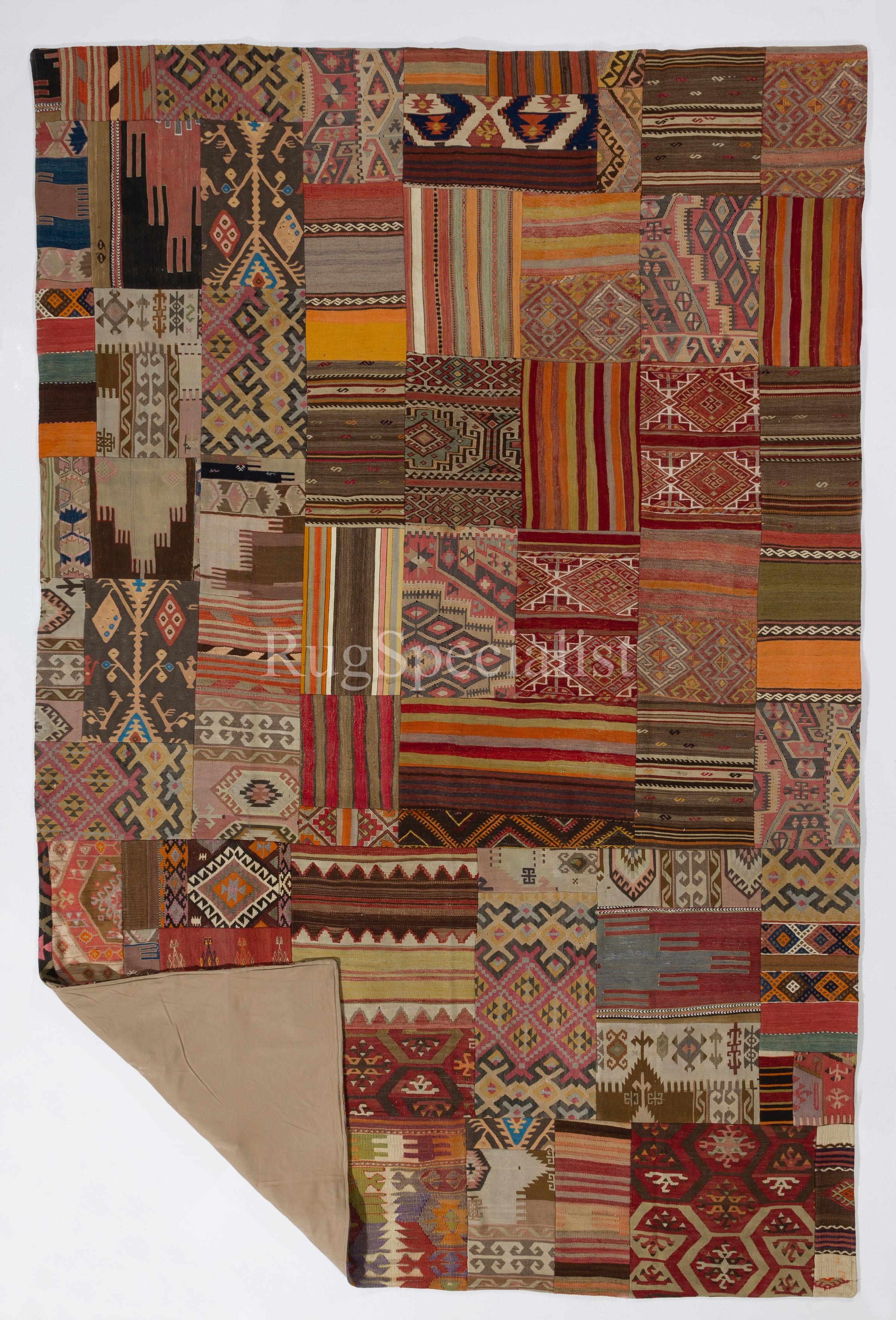 Handgefertigter Patchwork-Teppich aus türkischen Kilims im Vintage-Stil. Kundenspezifische Optionen verfügbar im Zustand „Neu“ im Angebot in Spring Valley, NY