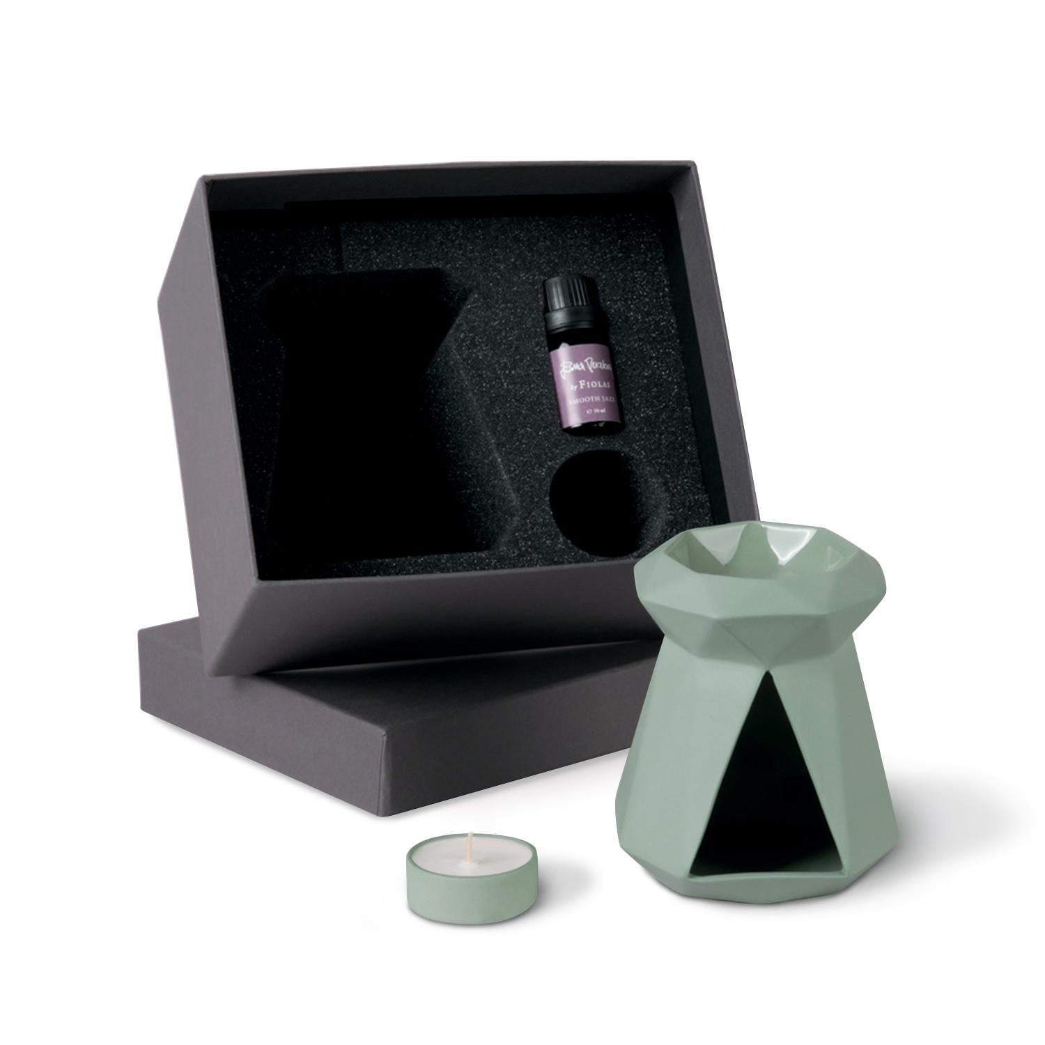 Le brûleur d'encens fait main d'Eleg se distingue comme une pièce décorative élégante et stylée qui ajoute de la sophistication à votre pièce. Placé dans n'importe quel coin de votre maison, il contribue à créer une atmosphère chaleureuse en