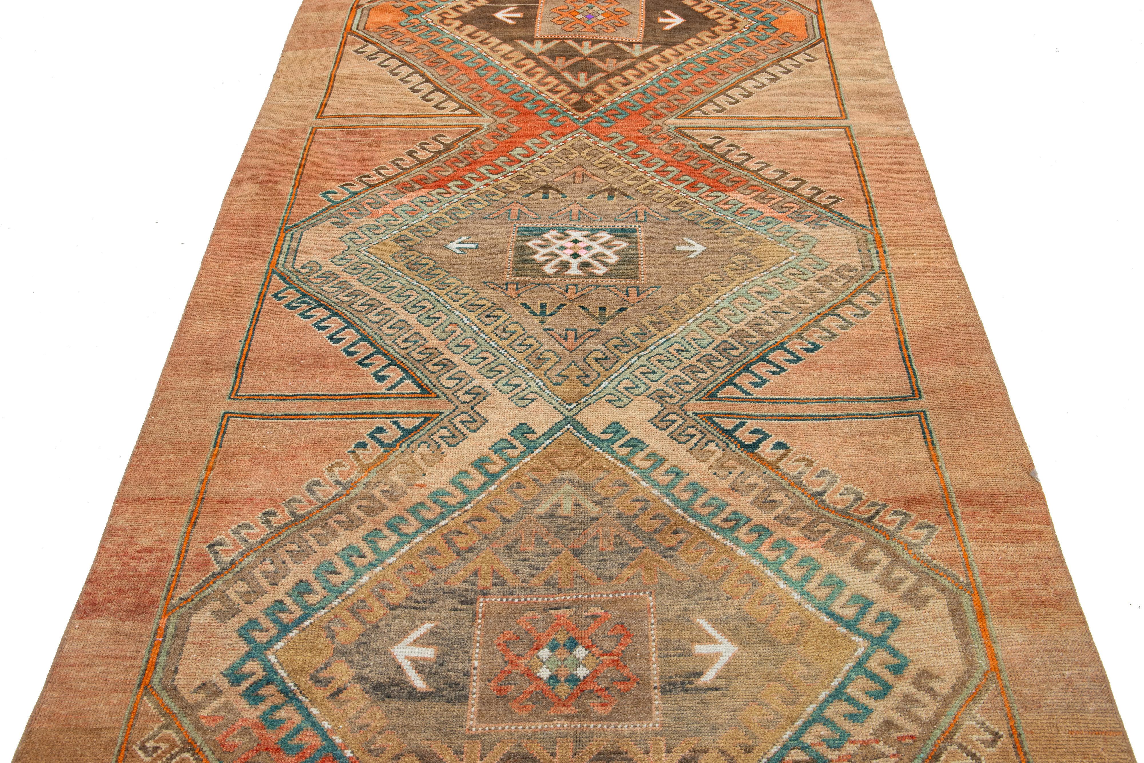 Handgefertigter Pfirsich Türkisch Kars Vintage  Wollteppich mit Tribal-Design (Moderne der Mitte des Jahrhunderts) im Angebot
