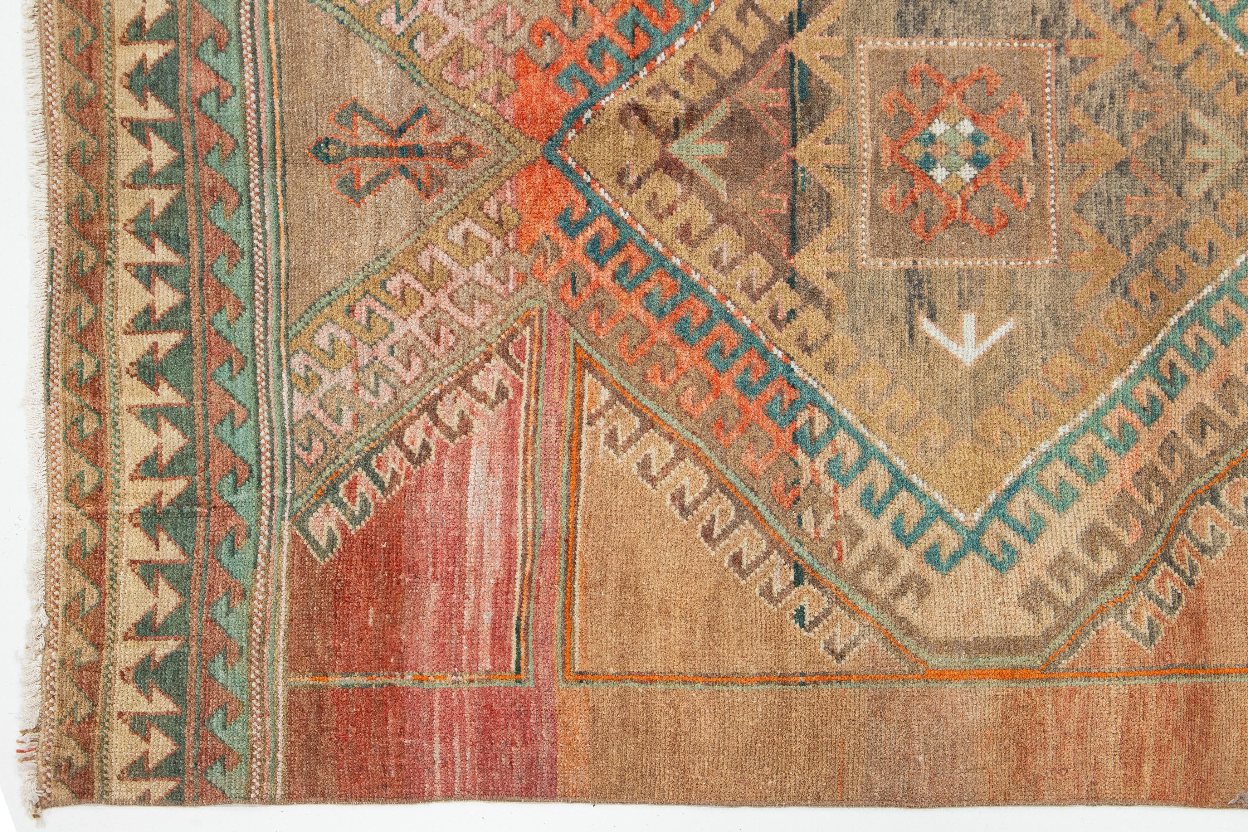 Handgefertigter Pfirsich Türkisch Kars Vintage  Wollteppich mit Tribal-Design (Handgeknüpft) im Angebot